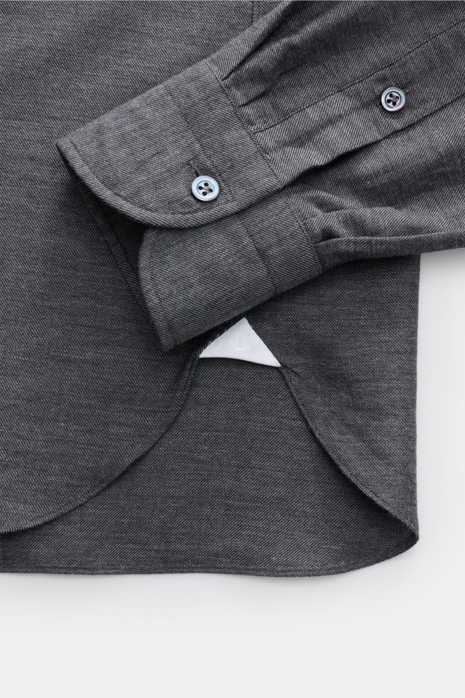 Giampaolo Casual Hemd Haifisch-Kragen dunkelgrau meliert, Detailaufnahme der Manschette und des gerundeten Saumverlaufs aus Baumwolle und Cashmere.