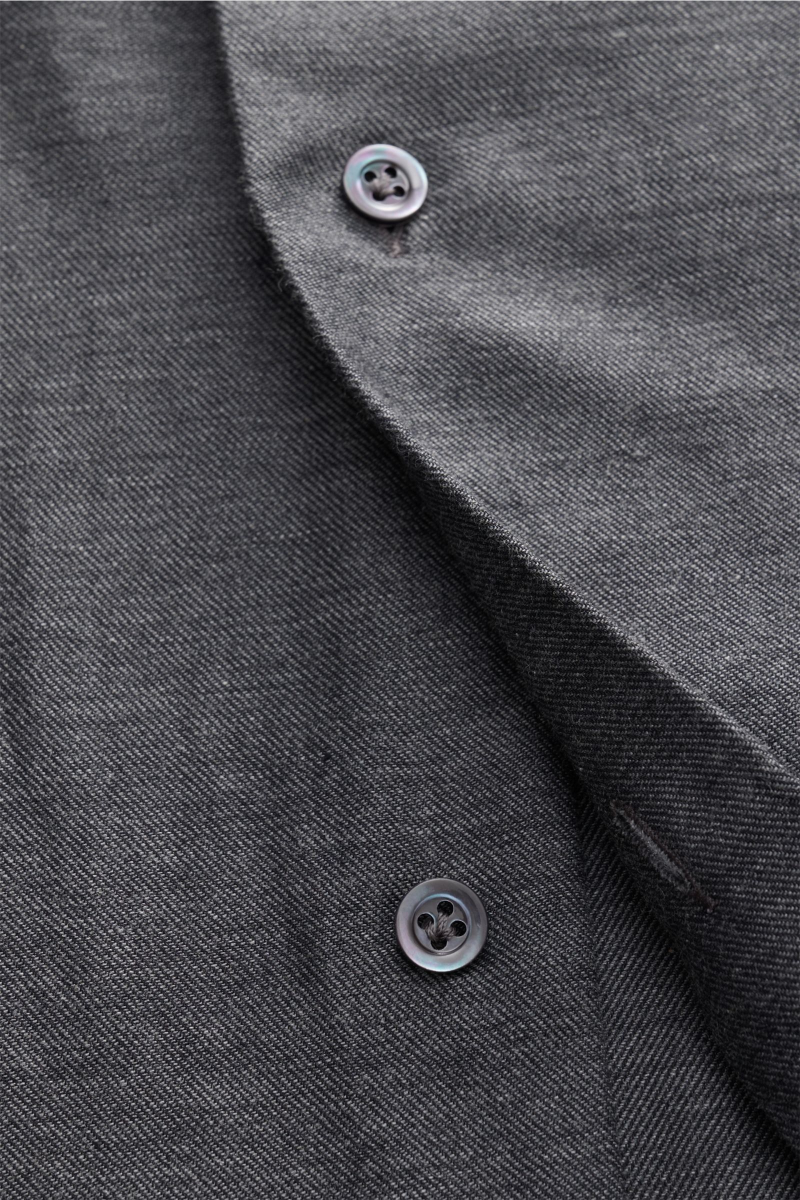 Nahaufnahme des Giampaolo Casual Hemd Haifisch-Kragen dunkelgrau meliert mit weichem Twill, Slim Fit, französischer Knopfleiste und klassischer Sportmanschette.