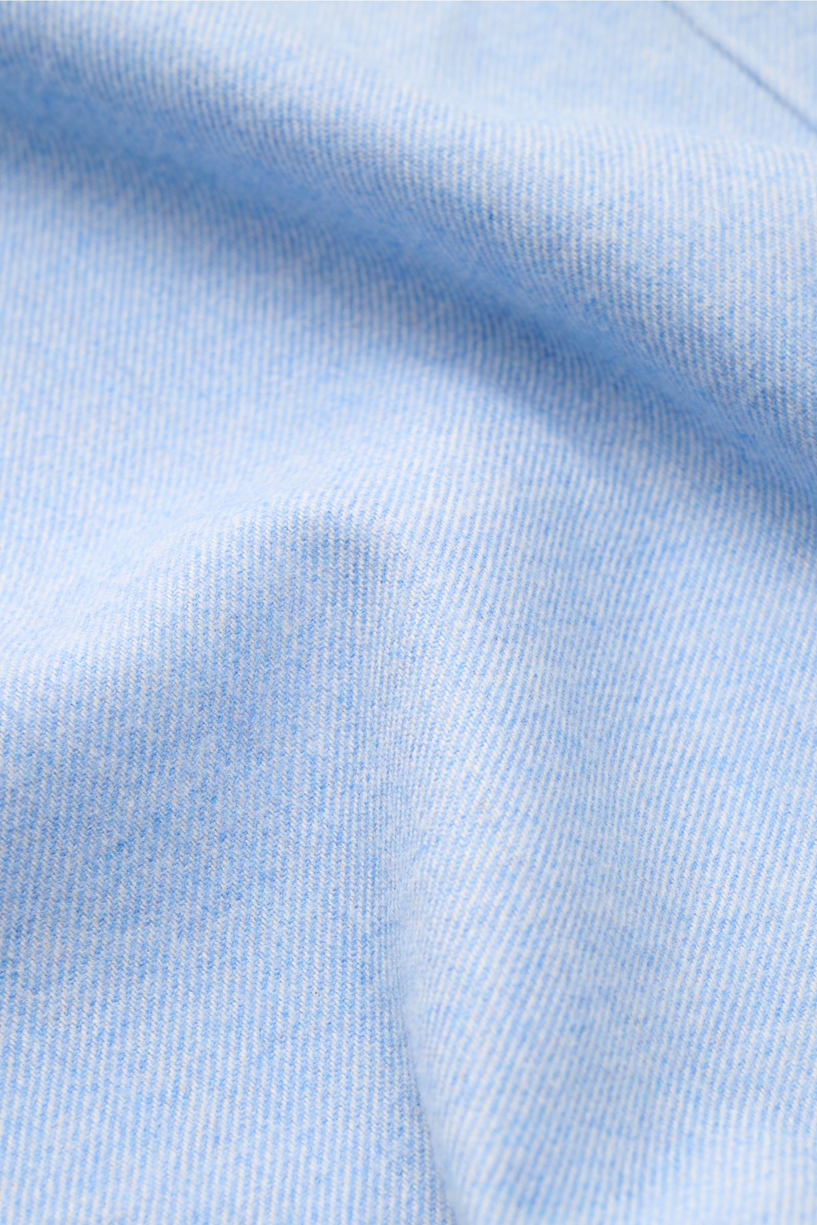 Nahaufnahme des hellblau melierten Giampaolo Flanellhemd Haifisch-Kragen aus reiner Baumwolle mit softer, angerauter Oberfläche und twill Struktur.