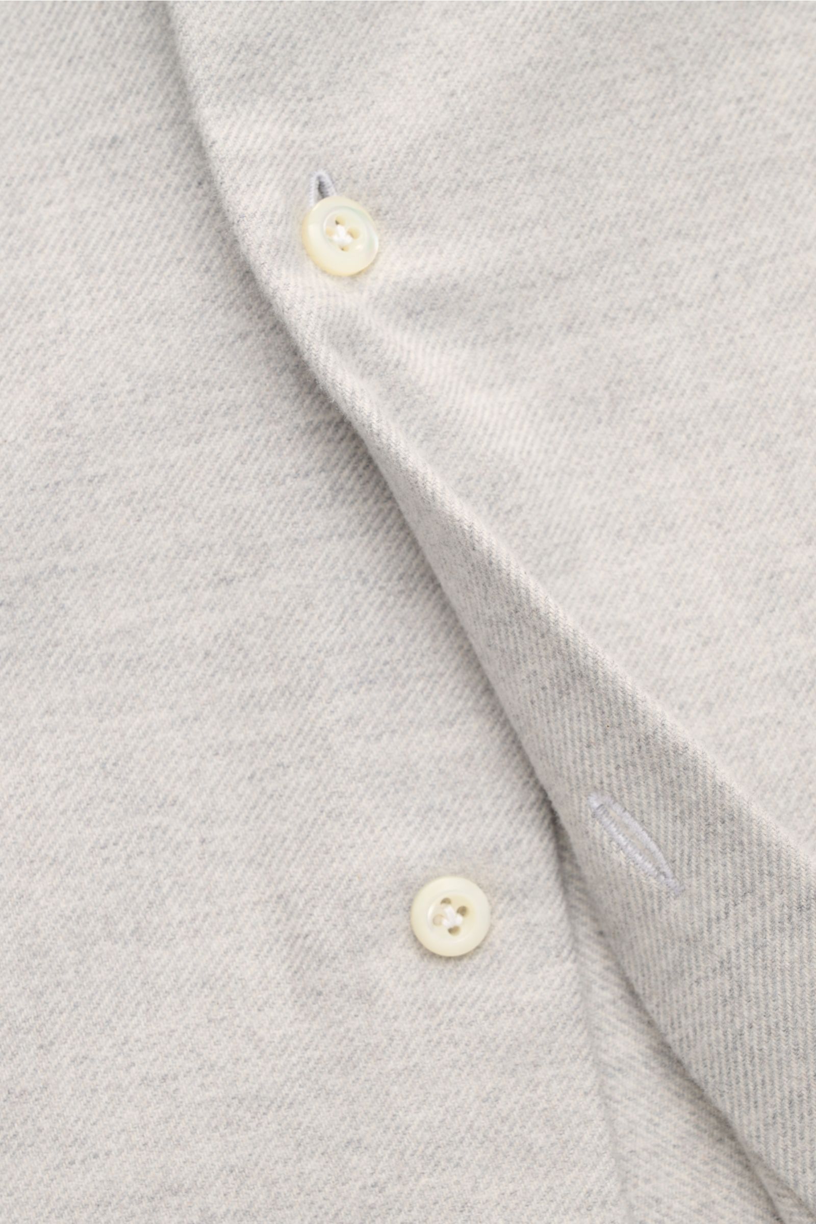 Close-up front view of the Giampaolo Flanellhemd Haifisch-Kragen hellgrau meliert showing soft twill cotton fabric, buttons, and fine texture.

Alltagstauglicher Klassiker: Das edle Flanellhemd des italienischen Labels GIAMPAOLO aus reiner Baumwolle wi