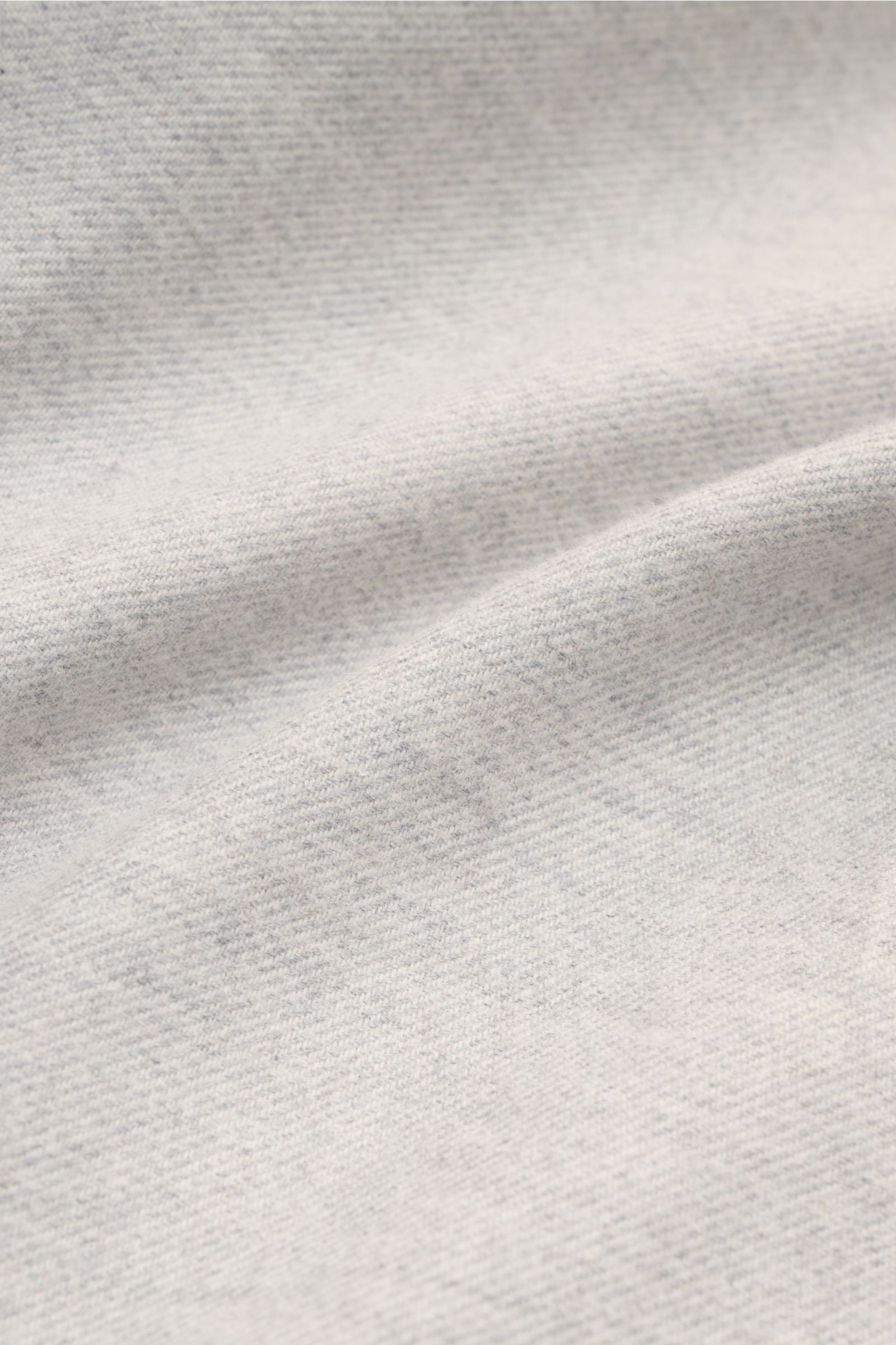 Light gray melange fabric texture of the Giampaolo Flanellhemd Haifisch-Kragen hellgrau meliert shown close-up from a top-down perspective, highlighting the soft twill cotton with a brushed surface and soft grip. Alltagstauglicher Klassiker: Das edle Flan