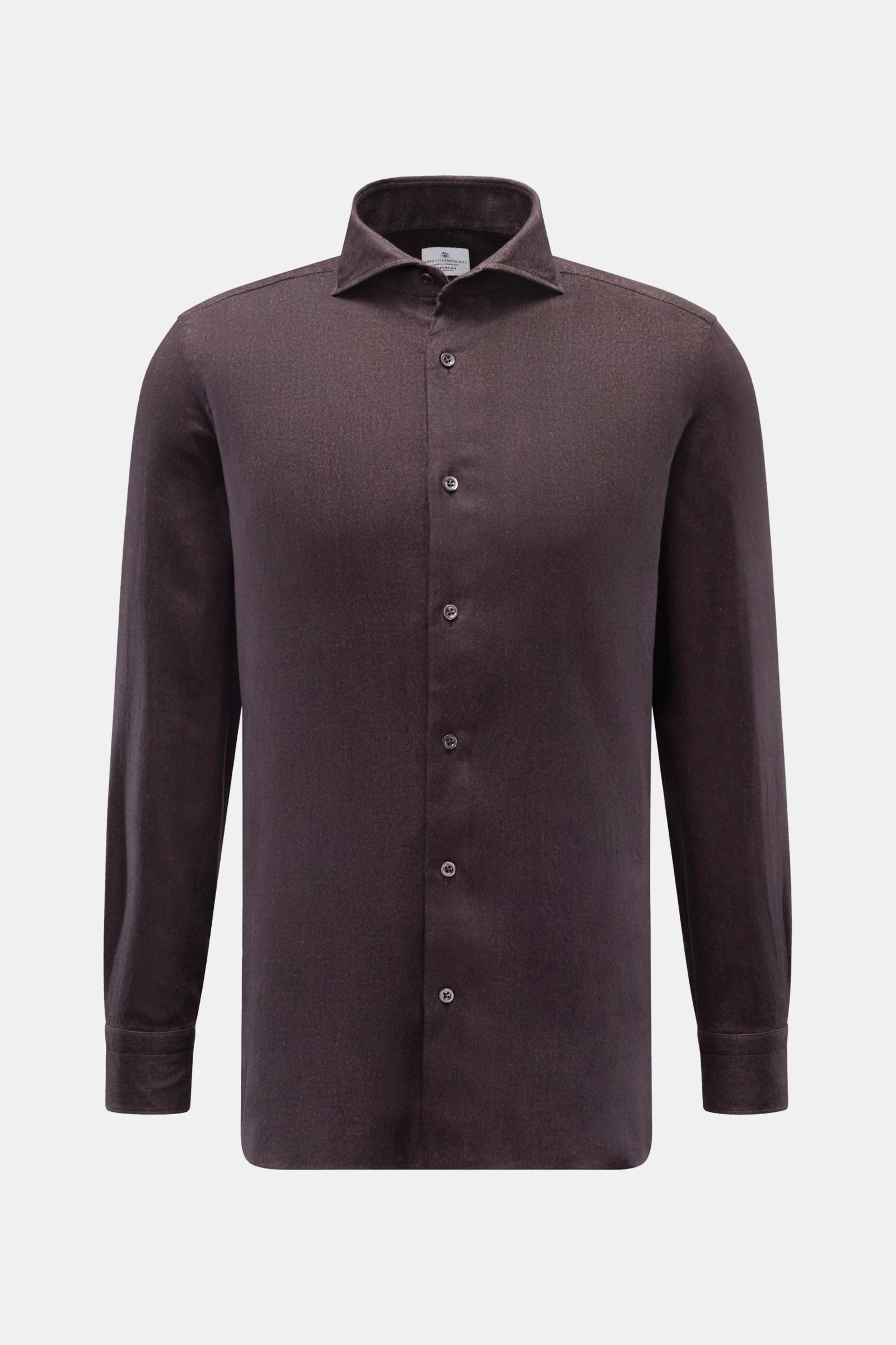 Front view of Giampaolo Flanellhemd Haifisch-Kragen dunkelbraun, a slim fit dark brown flannel shirt with tonal herringbone, shark collar, French button placket, classic sport cuffs, back waist darts, and rounded hem.

Das stilvolle Casual Hemd von GIA