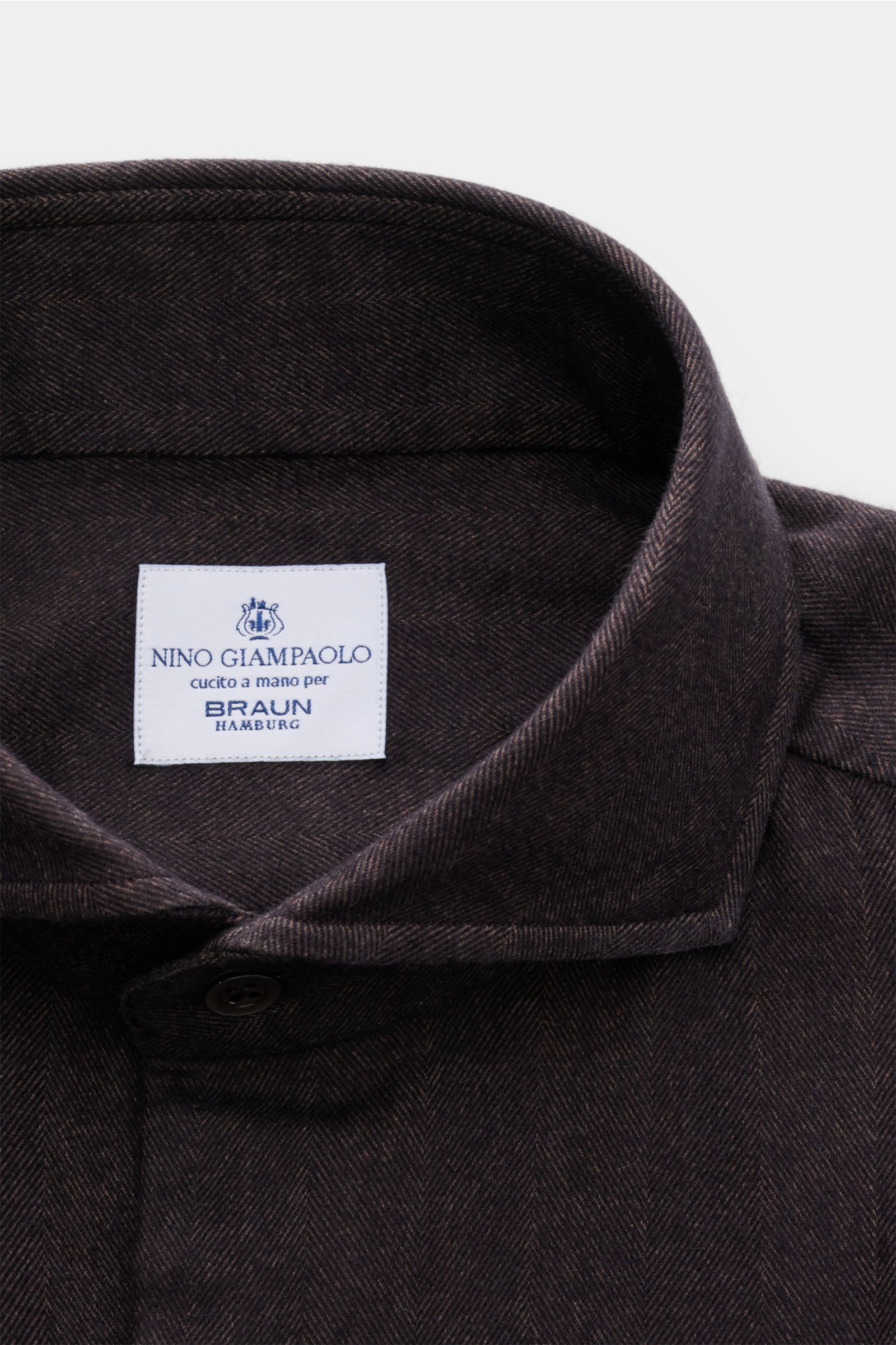 Close-up front view of the Giampaolo Flanellhemd Haifisch-Kragen dunkelbraun showing its soft herringbone flannel fabric and shark collar.

Das stilvolle Casual Hemd von GIAMPAOLO überzeugt mit seinem angenehmen Flanell aus edlem Materialmix und lässt 