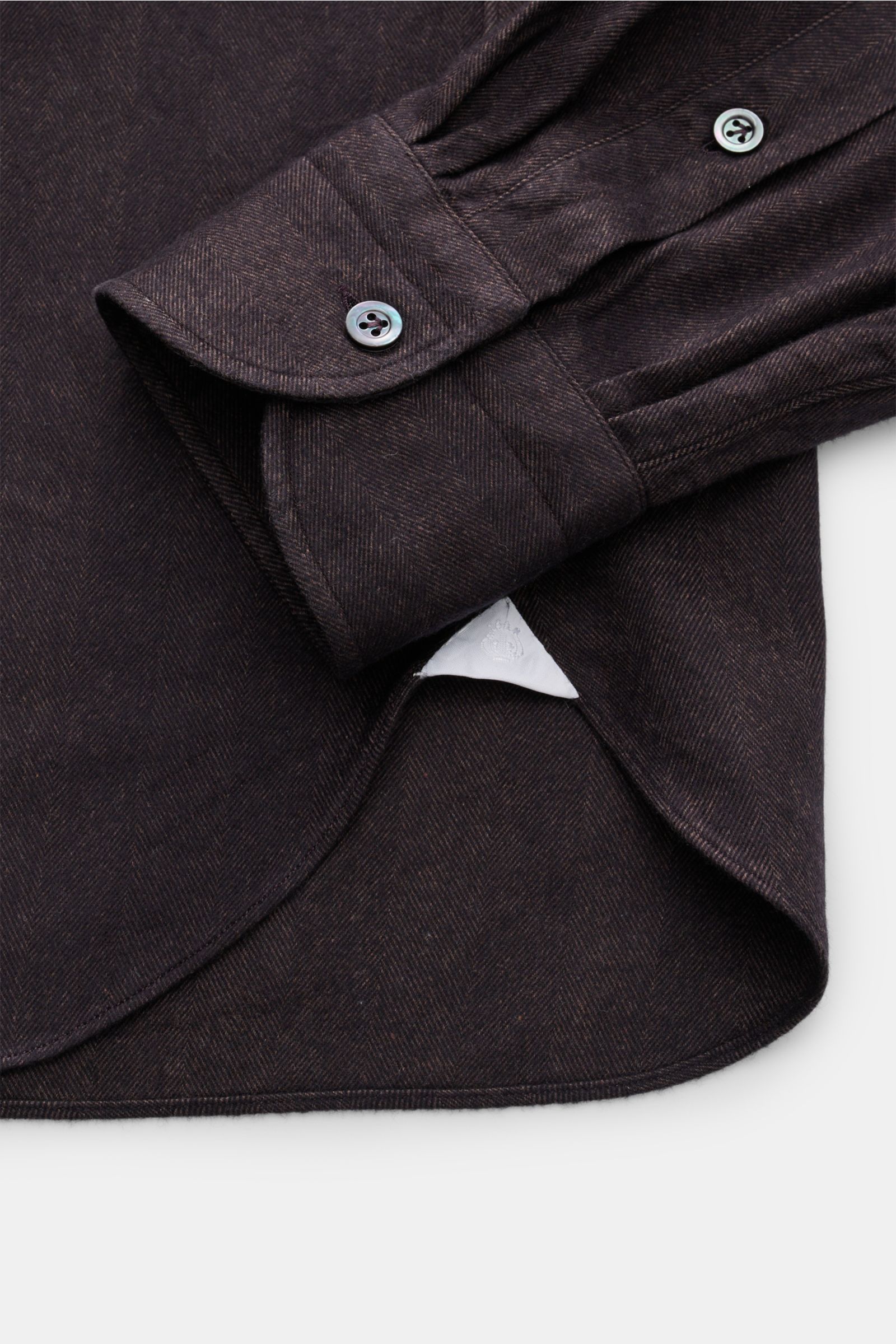 Close-up front view of the cuff and hem of the Giampaolo Flanellhemd Haifisch-Kragen dunkelbraun, a stylish casual shirt made of soft flannel with tonal herringbone pattern, slim fit, shark collar, French button placket, classic sport cuffs, back waist da