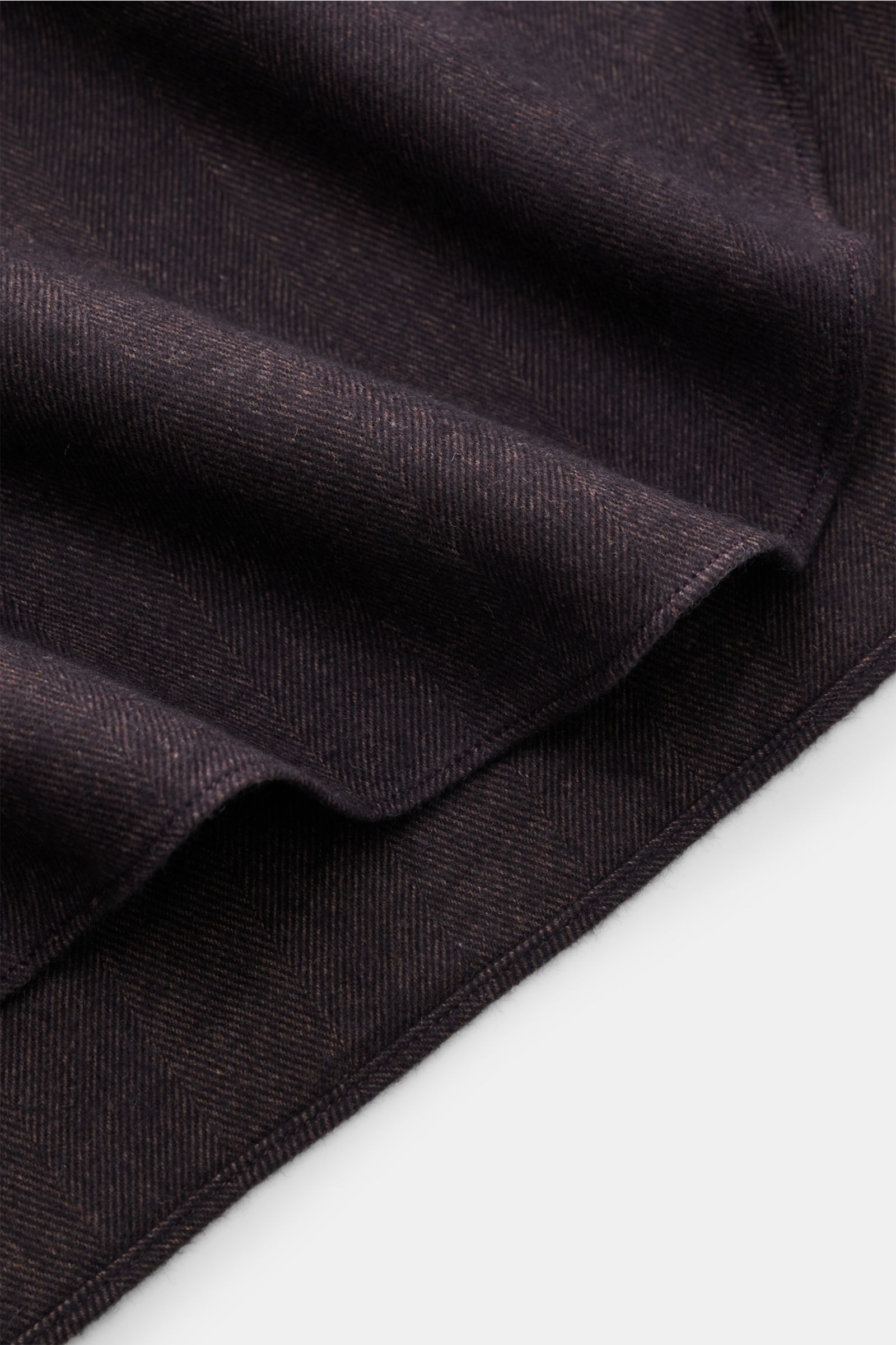 Dark brown Giampaolo Flanellhemd Haifisch-Kragen fabric detail with tonal herringbone pattern, soft texture, close-up from side angle.