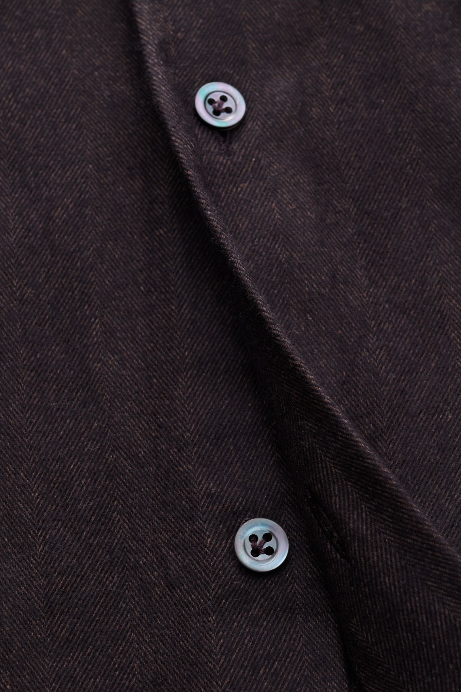Close-up front view of Giampaolo Flanellhemd Haifisch-Kragen dunkelbraun showing tonal herringbone pattern, buttons, and soft flannel fabric.

Das stilvolle Casual Hemd von GIAMPAOLO überzeugt mit seinem angenehmen Flanell aus edlem Materialmix und läs