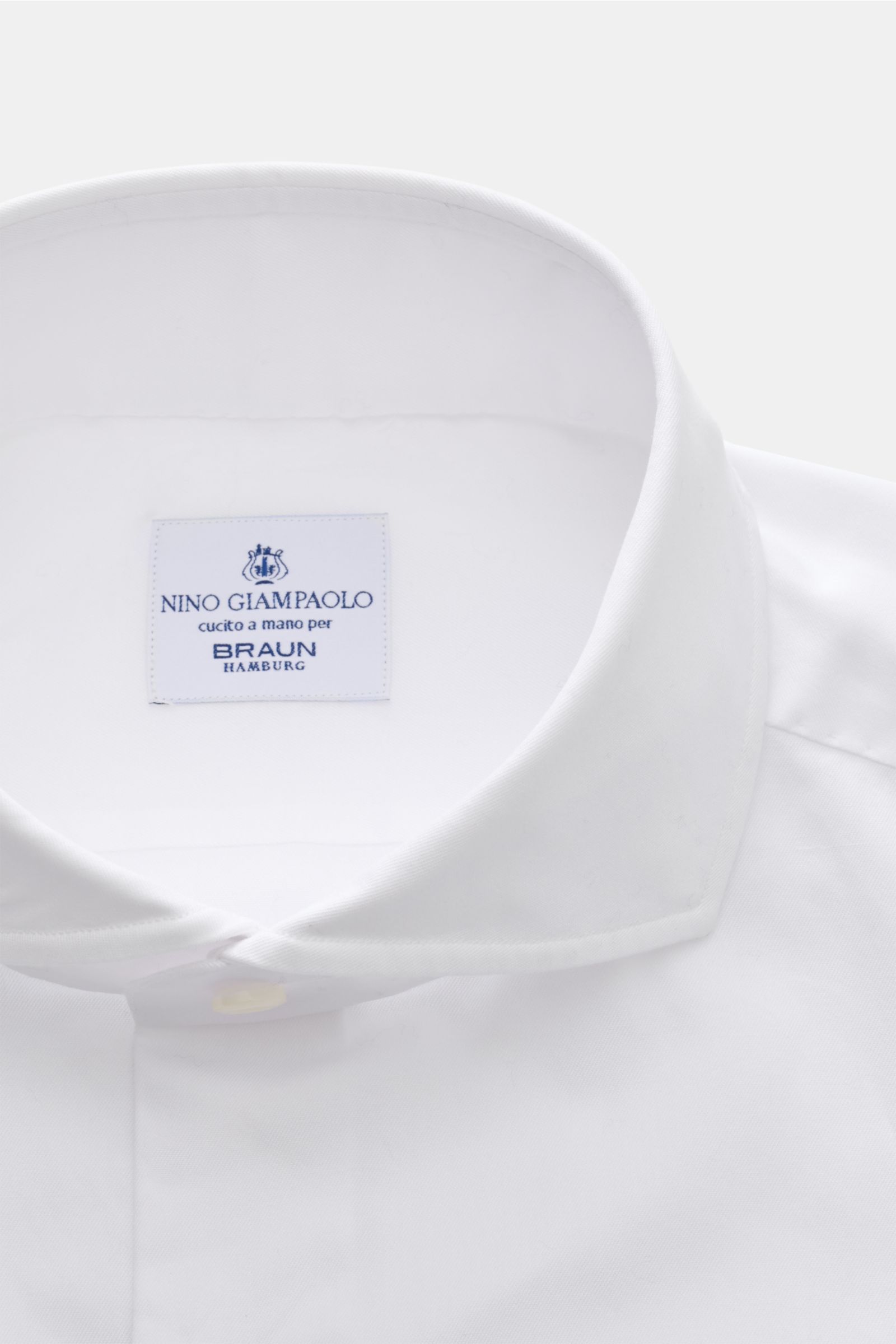 Close-up front view of the Giampaolo Casual shirt shark collar white, showing its pure cotton popeline fabric and slim fit design.

Description:
Timeless classic: This stylish shirt by GIAMPAOLO works as an office and casual shirt because of its comfor