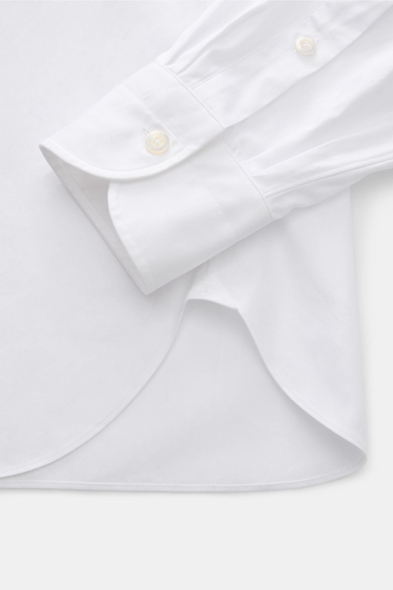 Close-up of Giampaolo Casual shirt shark collar white showing the cuff and rounded hem from a top-front perspective.

Description: 
Timeless classic: This stylish shirt by GIAMPAOLO works as an office and casual shirt because of its comfortable, pure c