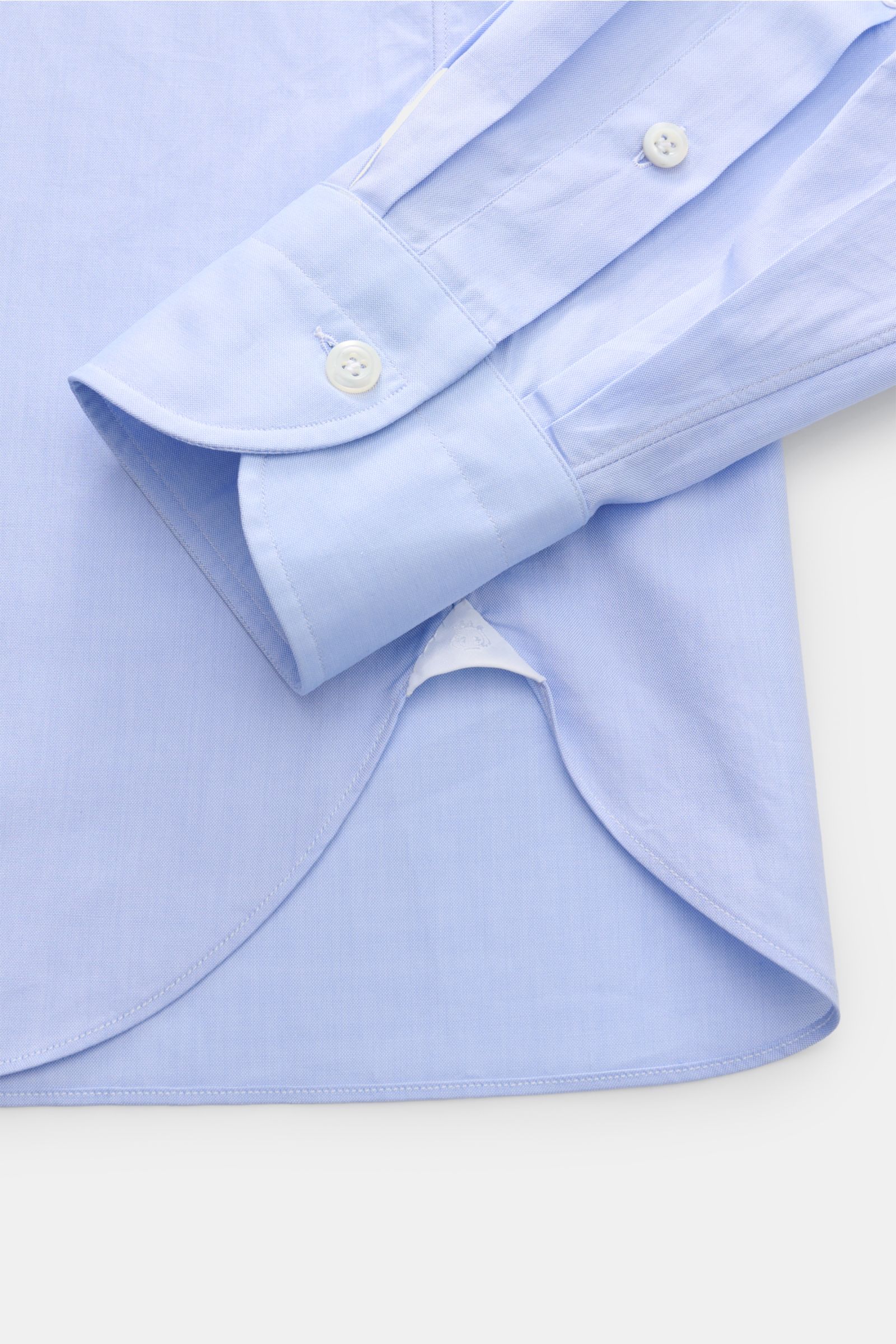 Giampaolo Casual Hemd Haifisch-Kragen hellblau shown from a close-up side view focusing on cuff and hem with slim fit, cotton, smooth finish, mother-of-pearl buttons, classic sports cuff, back waist darts, and rounded hem.