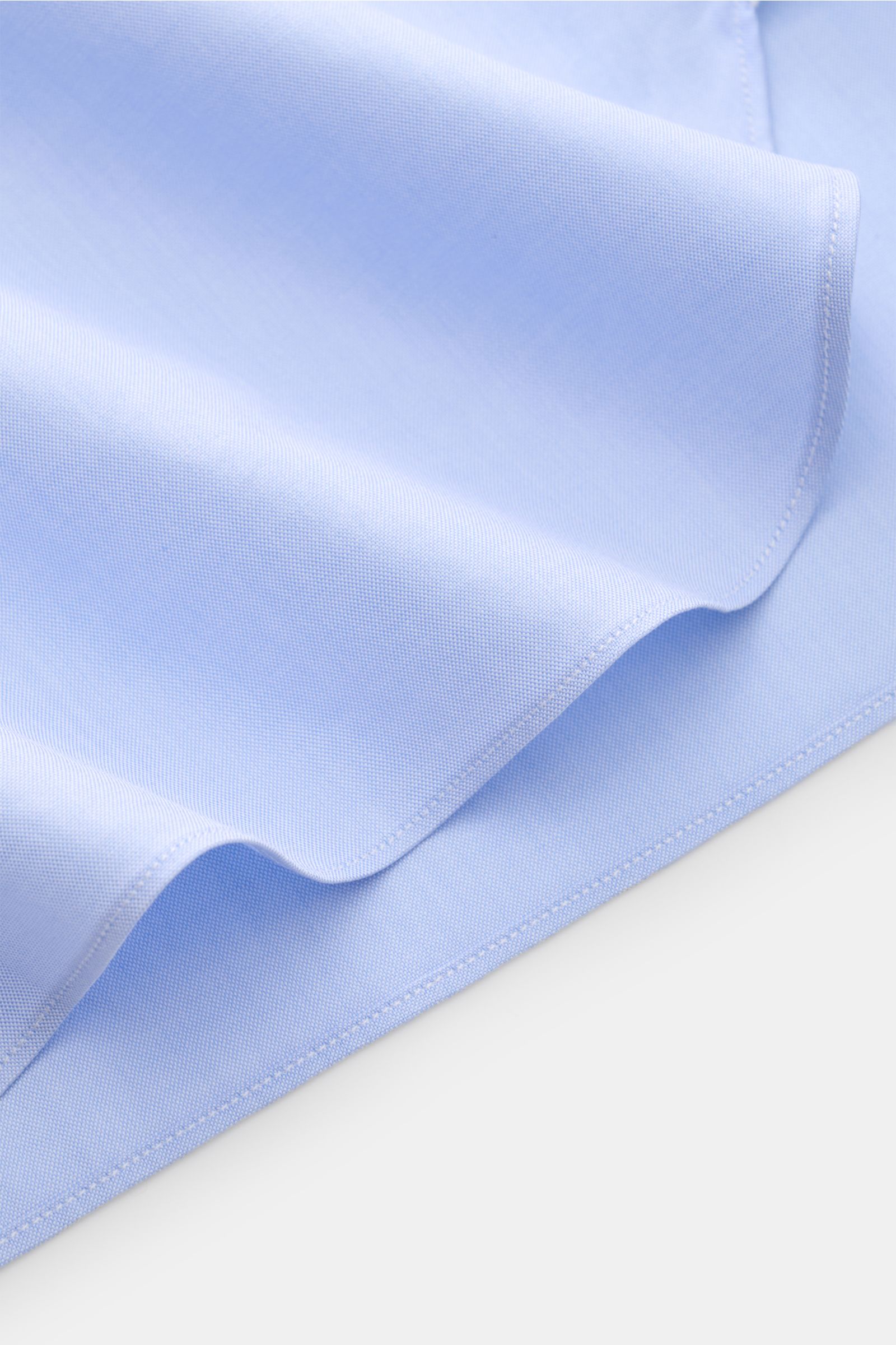 Close-up of light blue Giampaolo Casual Hemd Haifisch-Kragen hellblau fabric showing smooth cotton texture and clean stitching, photographed from a side angle.

Description: Casual mit Charakter: Dieses Hemd von GIAMPAOLO überzeugt mit fein gearbeitete