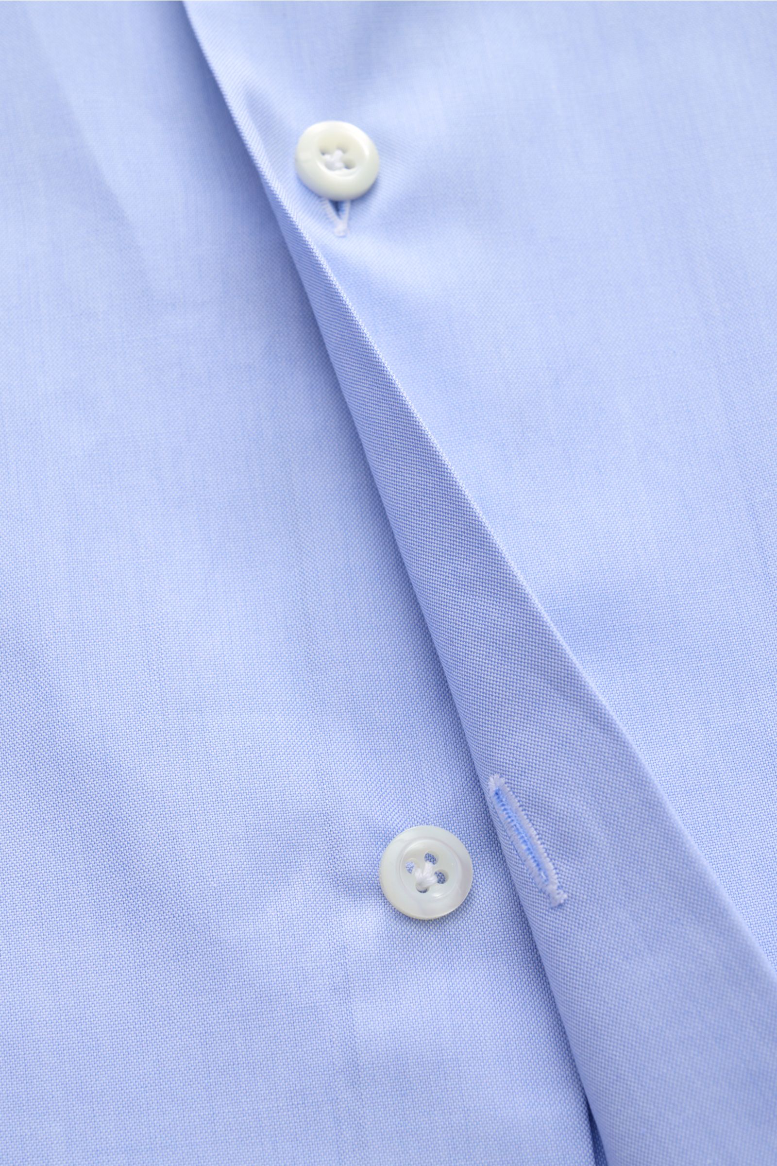 Close-up front view of Giampaolo Casual Hemd Haifisch-Kragen hellblau in light blue cotton with mother-of-pearl buttons.

Casual mit Charakter: Dieses Hemd von GIAMPAOLO überzeugt mit fein gearbeiteter Baumwolle, glattem Finish und körpernahem Schnitt 