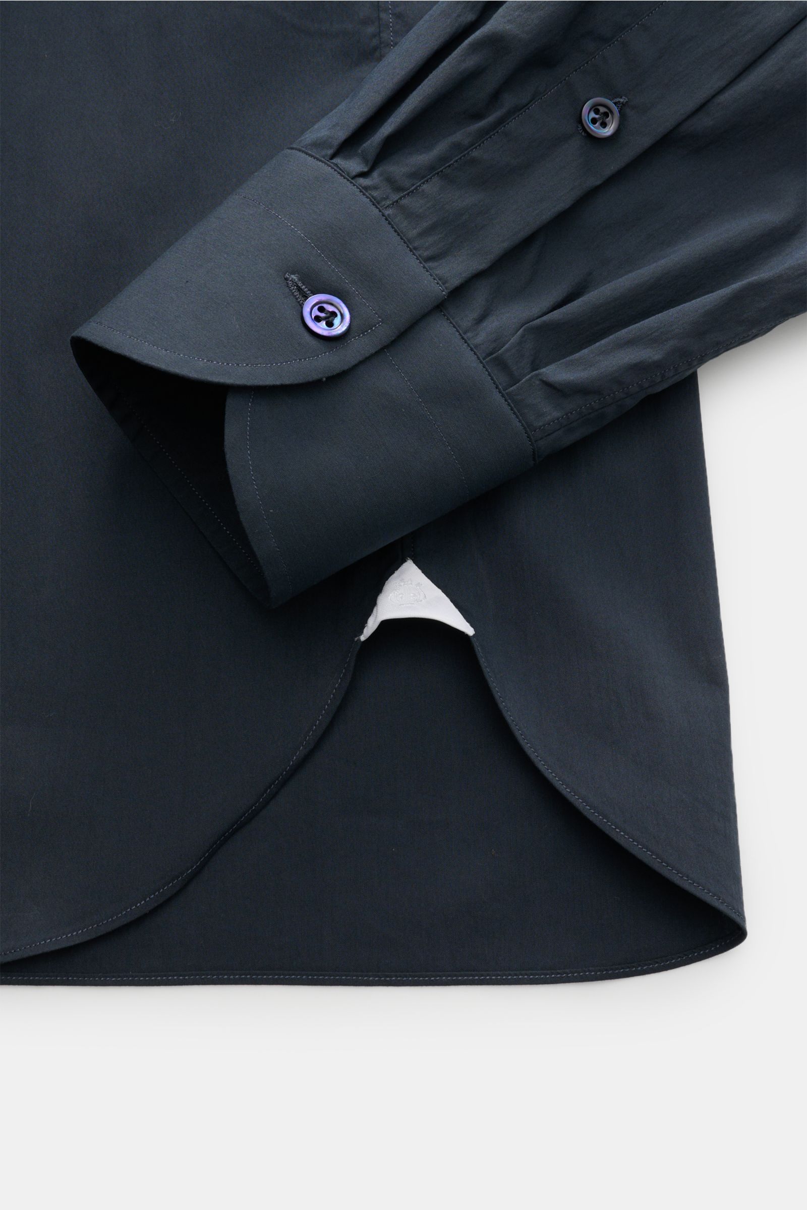 Close-up from above of the cuff and rounded hem of the Giampaolo Casual shirt shark collar navy, poplin made of cotton and premium microfibre, slightly elasticated fabric with a soft, smooth feel, slim fit, shark collar, French button placket, classic bar