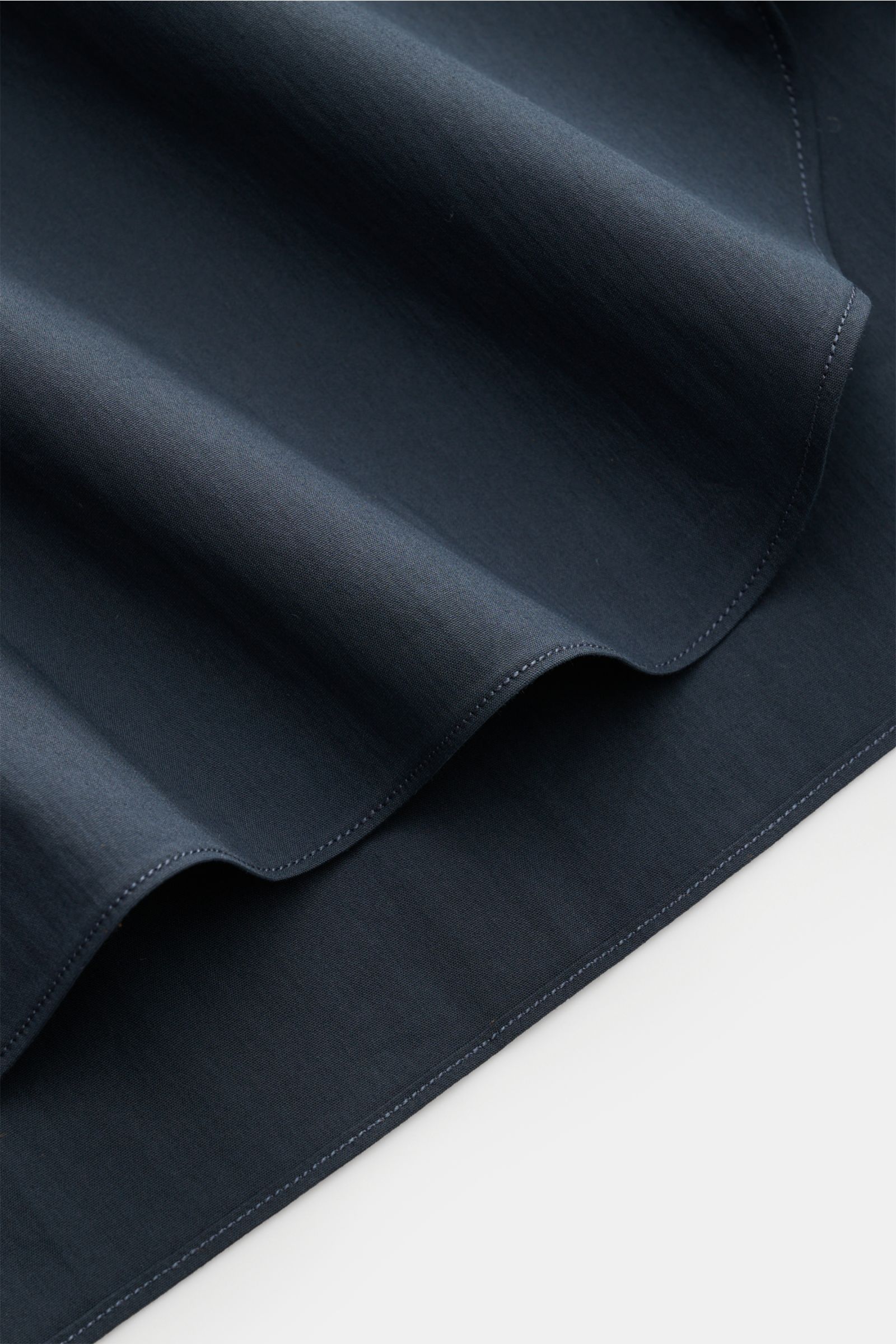 Giampaolo Casual shirt shark collar navy fabric close-up from the side, showing poplin made of cotton and premium microfibre, slightly elasticated fabric, soft smooth feel, slim fit, shark collar, French button placket, classic barrel cuffs, waist darts a