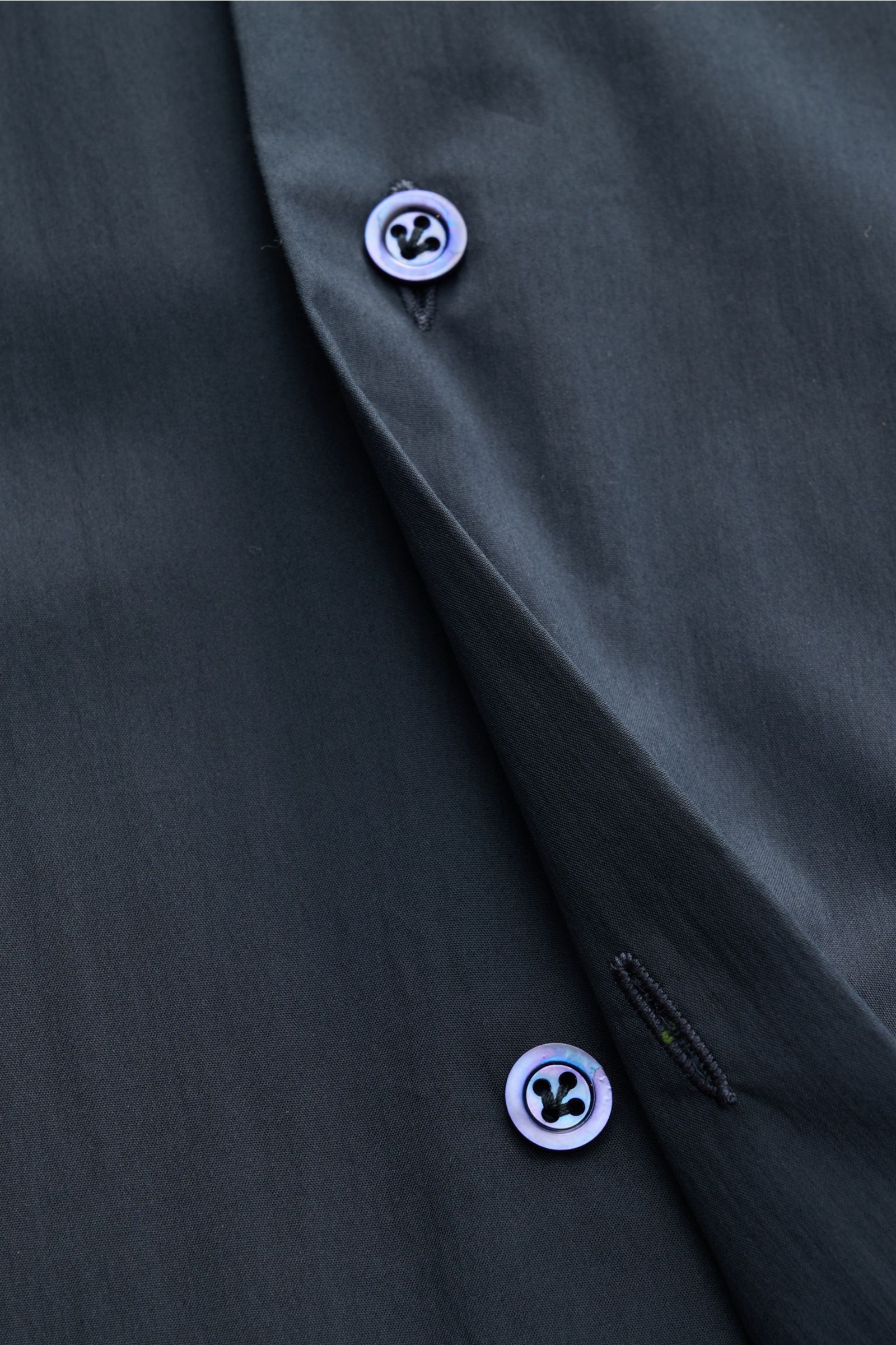 Close-up front view of the Giampaolo Casual shirt shark collar navy, featuring poplin made of cotton and premium microfibre, slightly elasticated fabric, soft smooth feel, slim fit, shark collar, French button placket, classic barrel cuffs, waist darts at
