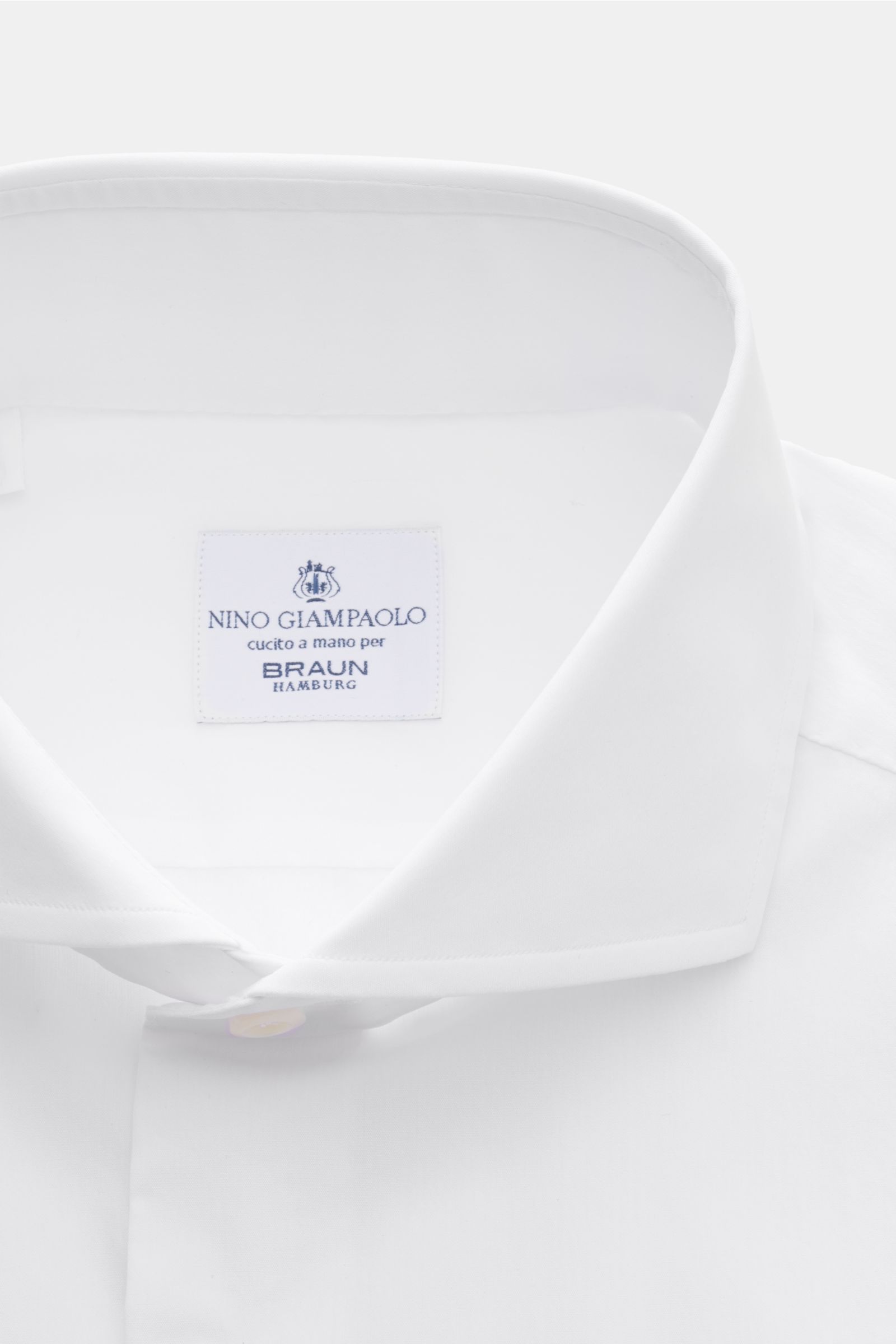 Nahaufnahme des weißen Giampaolo Casual-Hemd Haifisch-Kragen weiß, Popeline aus Baumwolle und Microfaser, Slim Fit, glatter Griff, Haifisch-Kragen, französische Knopfleiste, klassische Sportmanschette, rückwärtige Taillenabnäher, gerundeter Saumverlauf, l