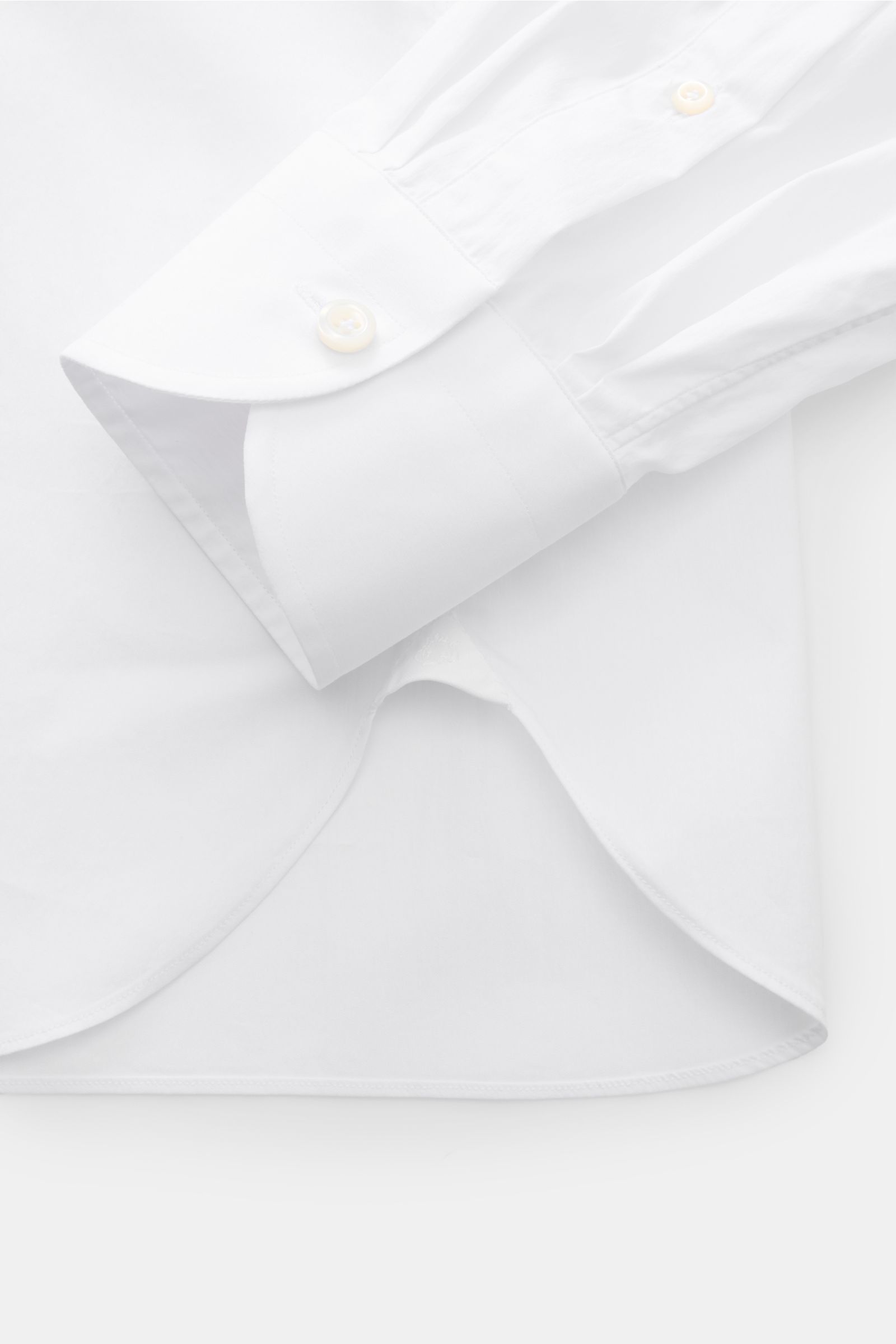 Giampaolo Casual-Hemd Haifisch-Kragen weiß, Detailaufnahme von Manschette und Saum, Popeline aus Baumwolle/Microfaser, Slim Fit, weicher Griff, französische Knopfleiste, klassische Sportmanschette, rückwärtige Taillenabnäher, gerundeter Saumverlauf, leich