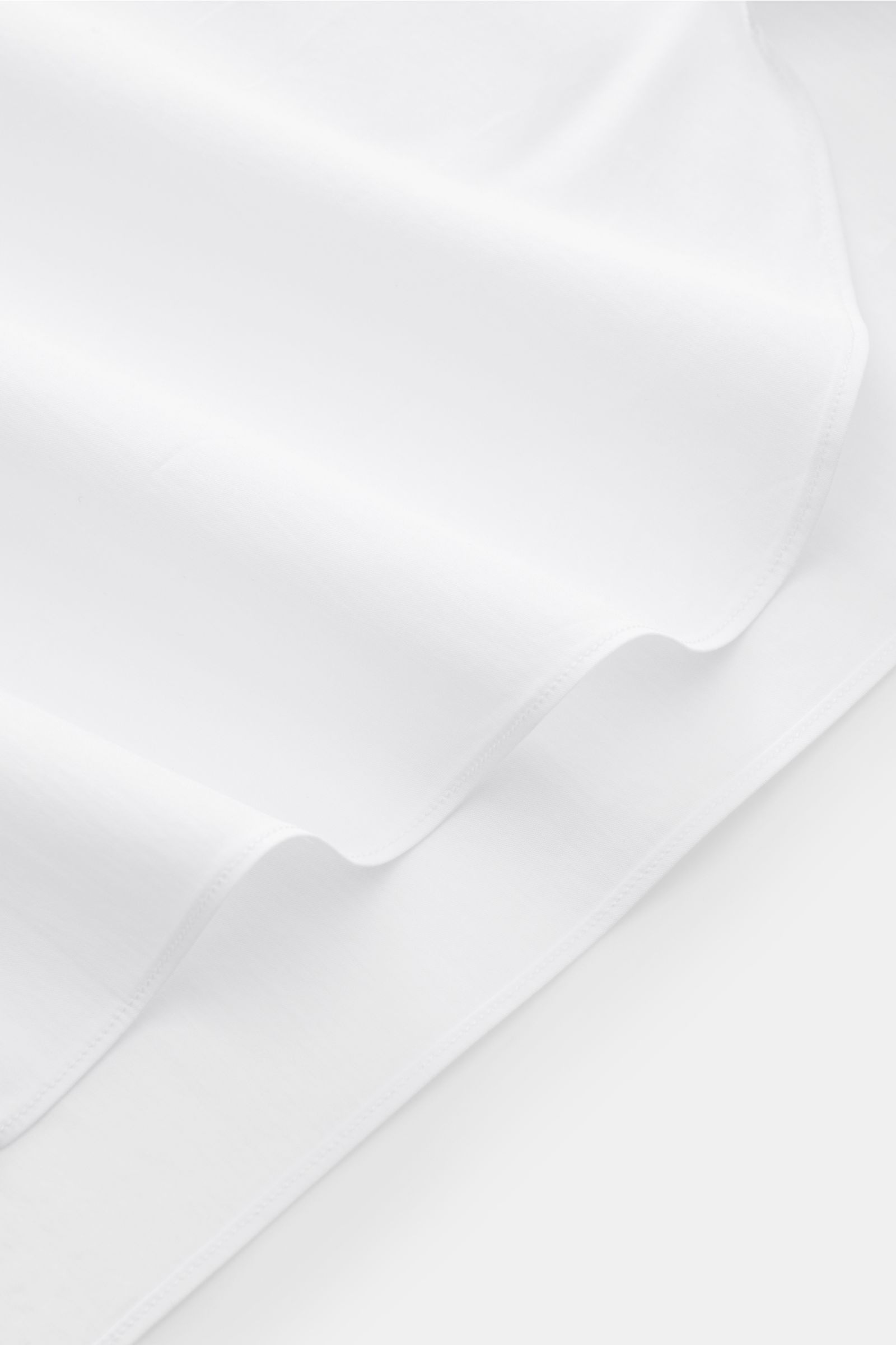 Giampaolo Casual-Hemd Haifisch-Kragen weiß, Detailaufnahme Stoffstruktur, Popeline aus Baumwolle, Microfaser, Slim Fit, weicher Griff, französische Knopfleiste, Sportmanschette, Taillenabnäher, gerundeter Saum.