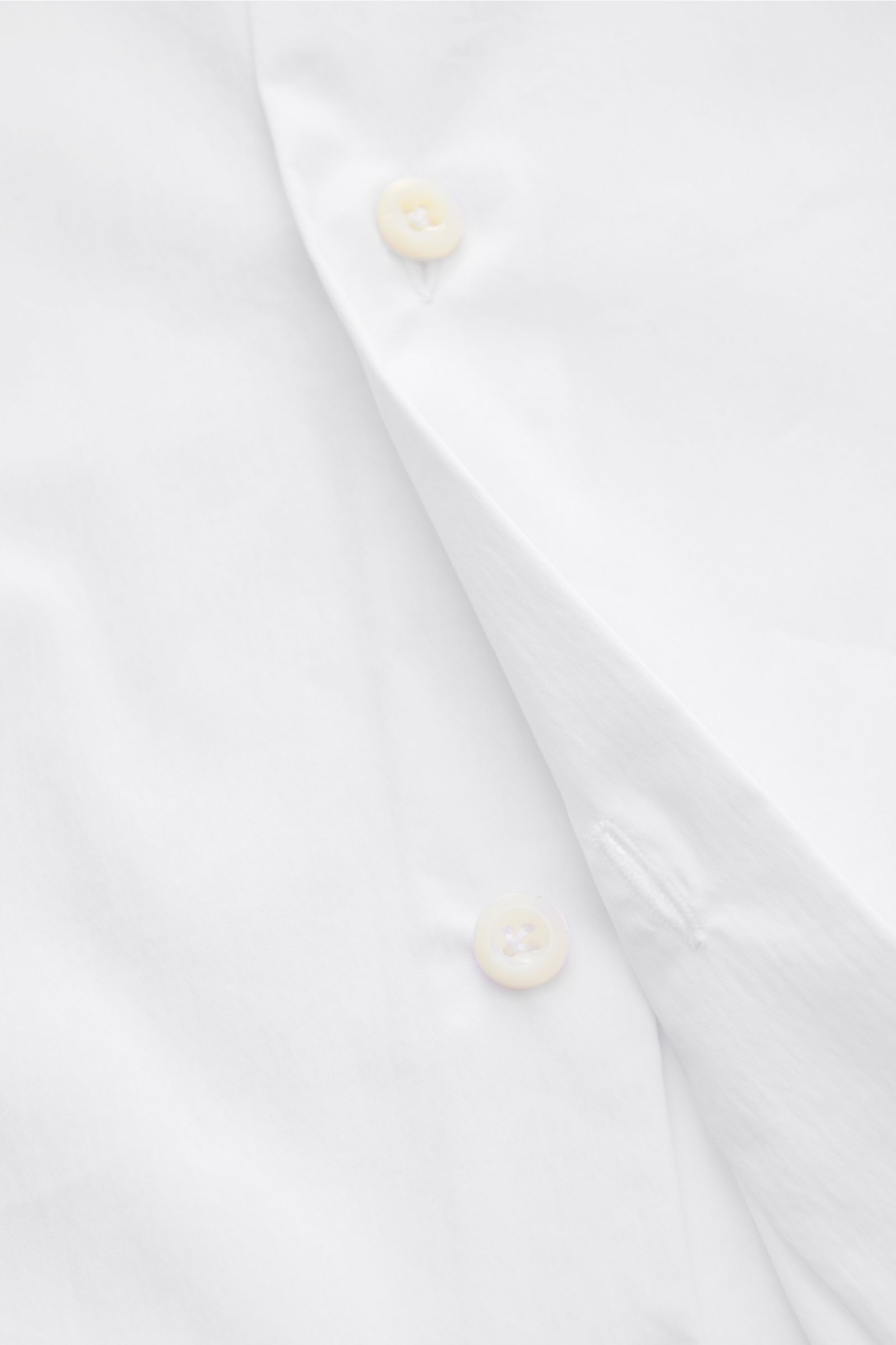 Nahaufnahme der Knopfleiste des Giampaolo Casual-Hemd Haifisch-Kragen weiß, Popeline aus Baumwolle und Microfaser, Slim Fit, weicher Griff.