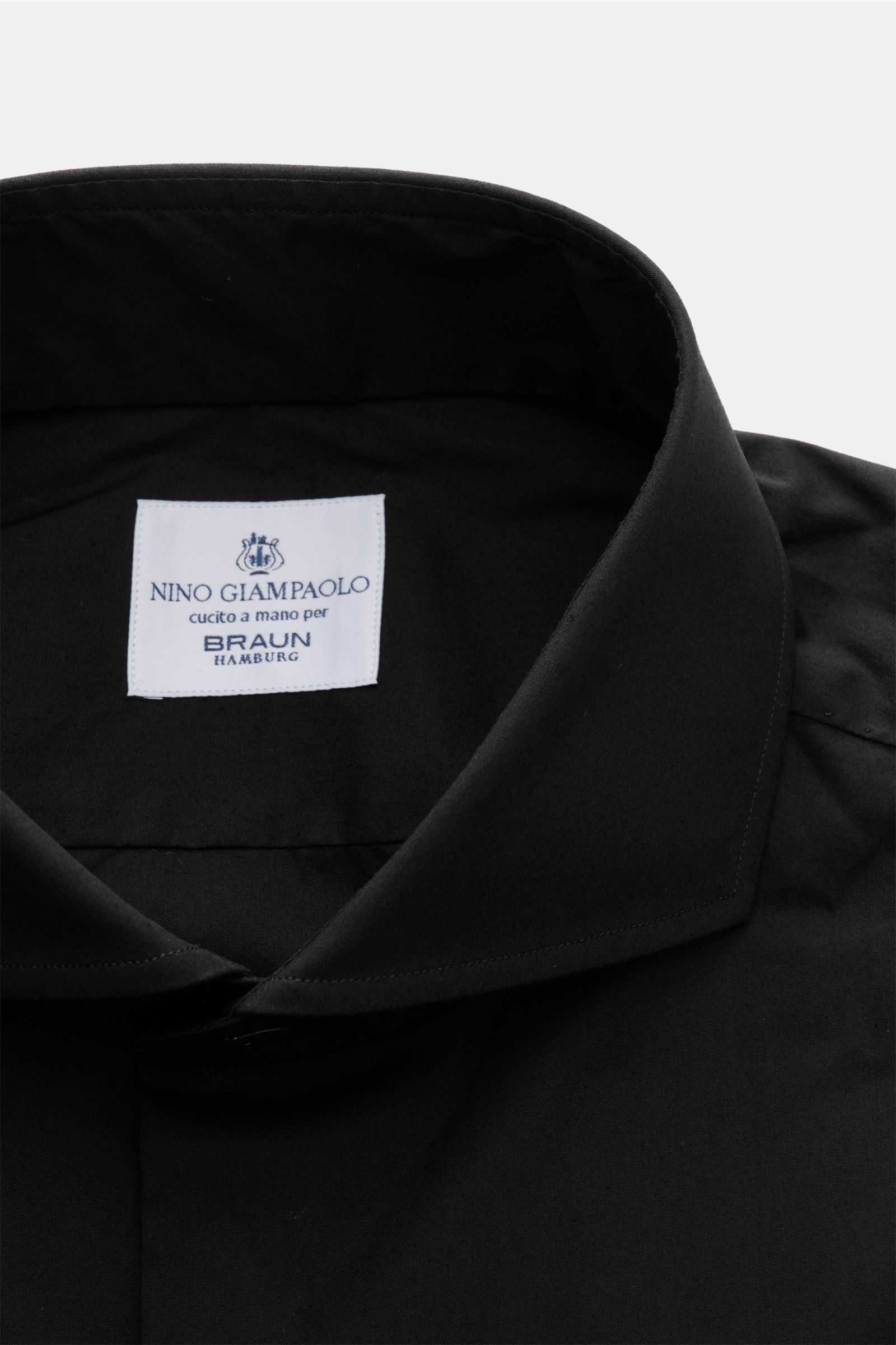 Giampaolo Casual-Hemd Haifisch-Kragen schwarz, Nahaufnahme von oben, Popeline aus Baumwolle und Microfaser, Slim Fit, weicher Griff, französische Knopfleiste, klassische Sportmanschette, Taillenabnäher, gerundeter Saum.