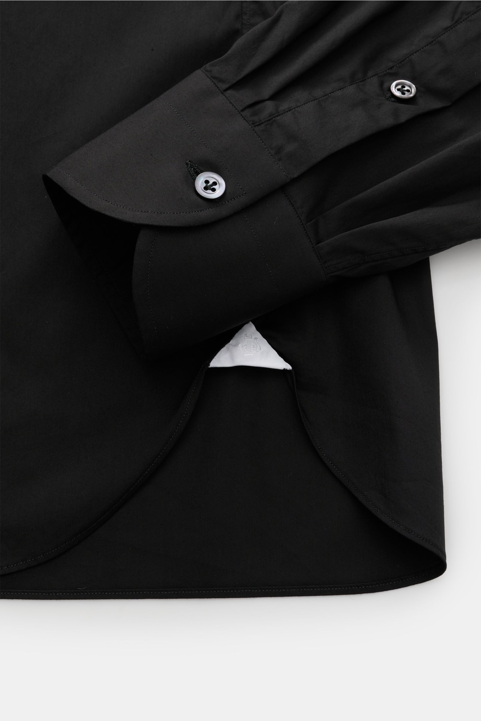 Schwarzes Giampaolo Casual-Hemd Haifisch-Kragen Slim Fit, Detailaufnahme Saum und Sportmanschette, Popeline aus Baumwolle und Microfaser, weich, glatt, elastisch, rückwärtige Taillenabnäher, französische Knopfleiste, gerundeter Saumverlauf.