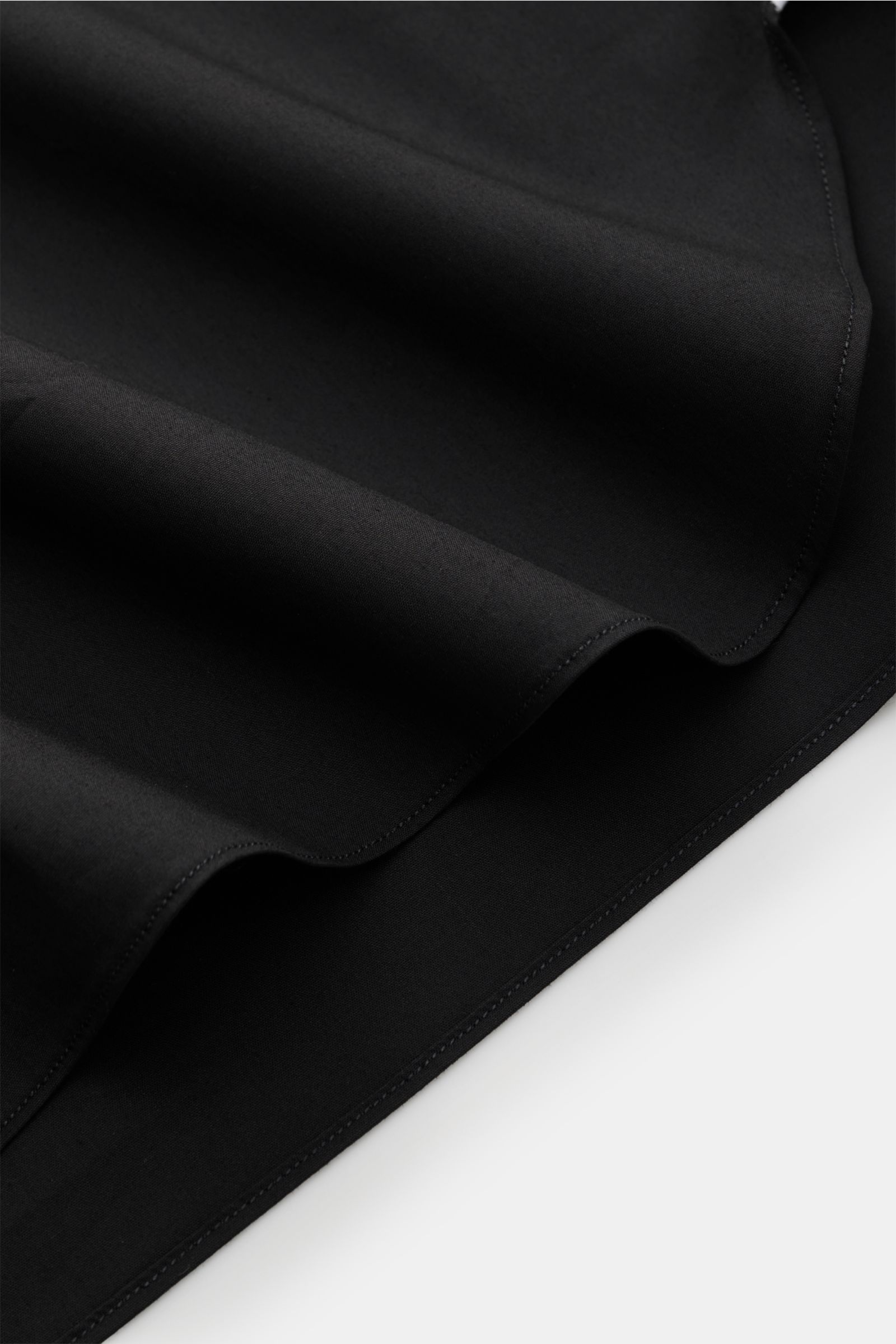 Giampaolo Casual-Hemd Haifisch-Kragen schwarz aus Popeline Baumwolle/Microfaser, Slim Fit, Haifisch-Kragen, französische Knopfleiste, Sportmanschette, Taillenabnäher, gerundeter Saum, Detailaufnahme Stoff und Saum.