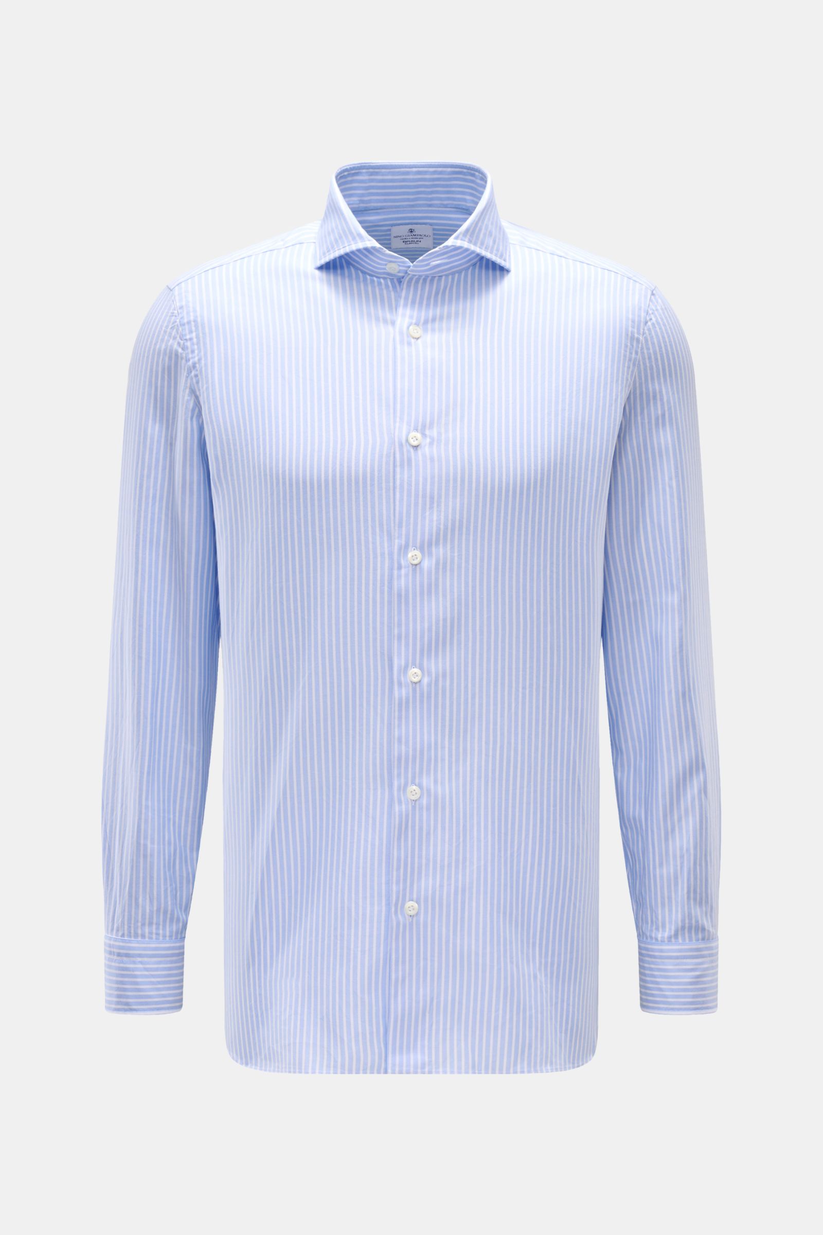 Front view of the Giampaolo Oxford-Hemd Haifisch-Kragen hellblau/weiß gestreift, an Oxford shirt made of pure cotton with a soft, lightly textured feel, slim fit, shark collar, French button placket, classic sport cuffs, back waist darts, and rounded hem.