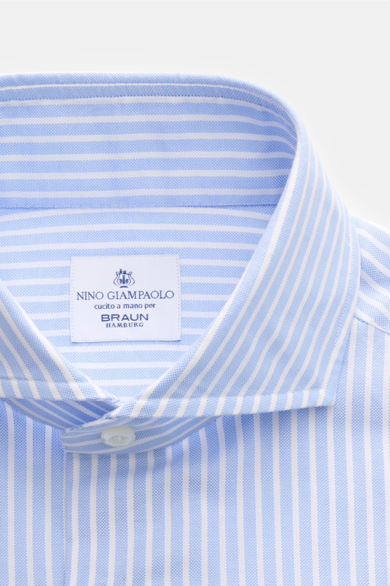 Close-up front view of Giampaolo Oxford-Hemd Haifisch-Kragen hellblau/weiß gestreift shirt collar and label, Oxford aus reiner Baumwolle, weicher, leicht strukturierter Griff, Slim Fit, Haifisch-Kragen, französische Knopfleiste, klassische Sportmanschette