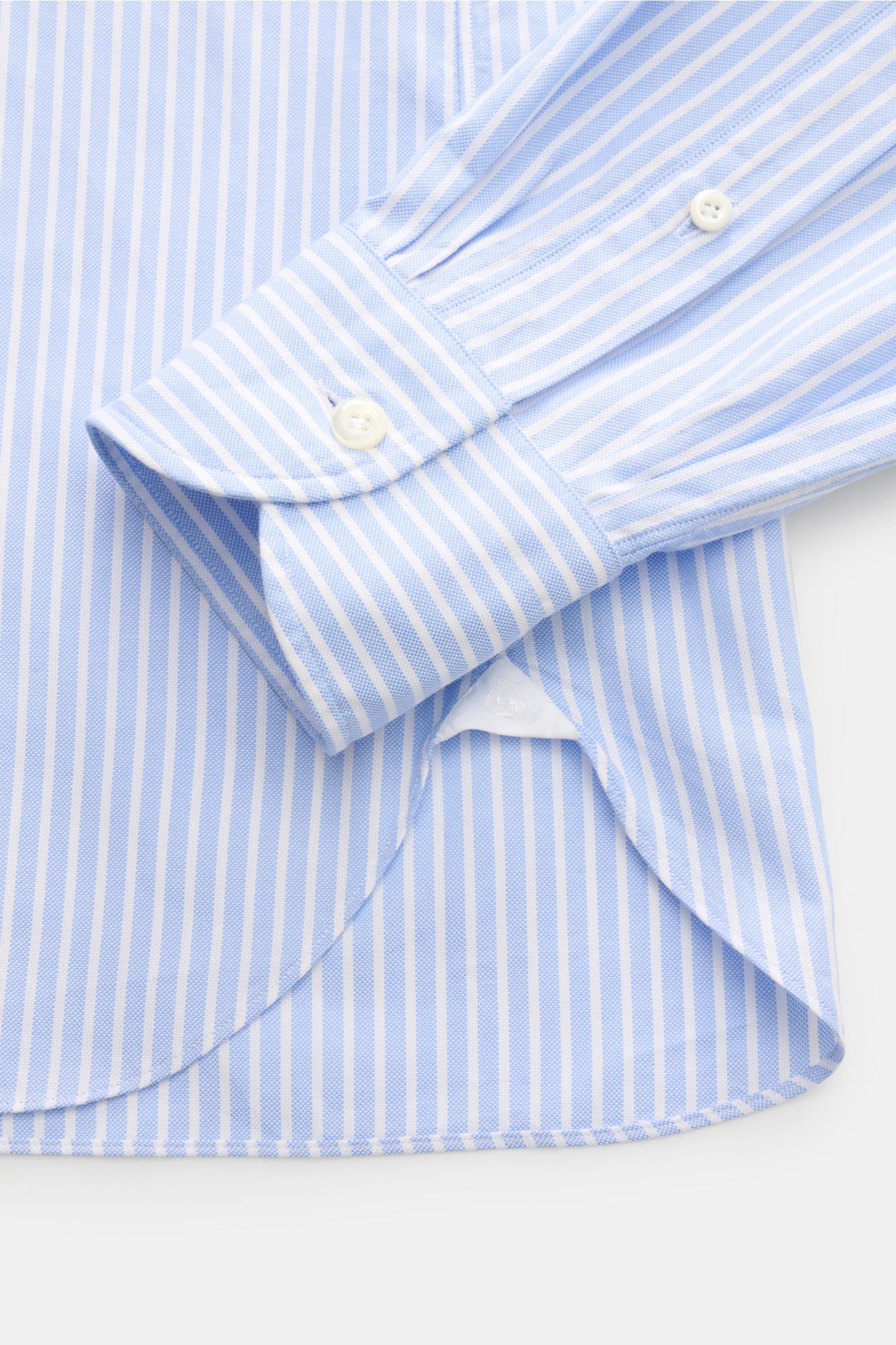 Close-up view of the cuff and hem of the Giampaolo Oxford-Hemd Haifisch-Kragen hellblau/weiß gestreift, showing light blue and white stripes. Oxford aus reiner Baumwolle, weicher, leicht strukturierter Griff, Slim Fit, Haifisch-Kragen, französische Knopfl