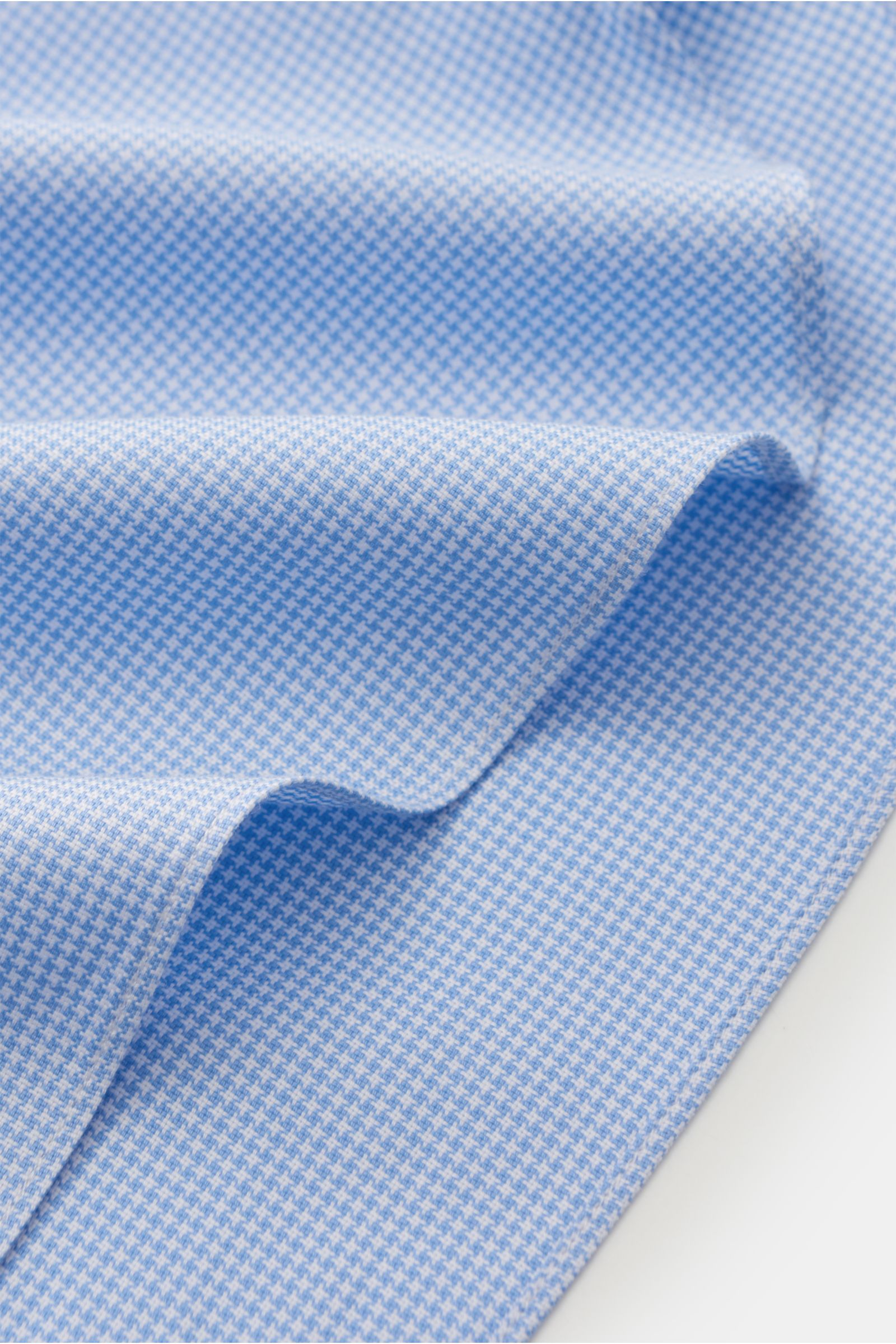 Nahaufnahme des Stoffes vom Giampaolo Oxford-Hemd Haifisch-Kragen hellblau/weiß kariert, Oxford aus reiner Baumwolle mit weichem, leicht strukturiertem Griff. Slim Fit, Haifisch-Kragen, französische Knopfleiste, klassische Sportmanschette, rückwärtige Tai