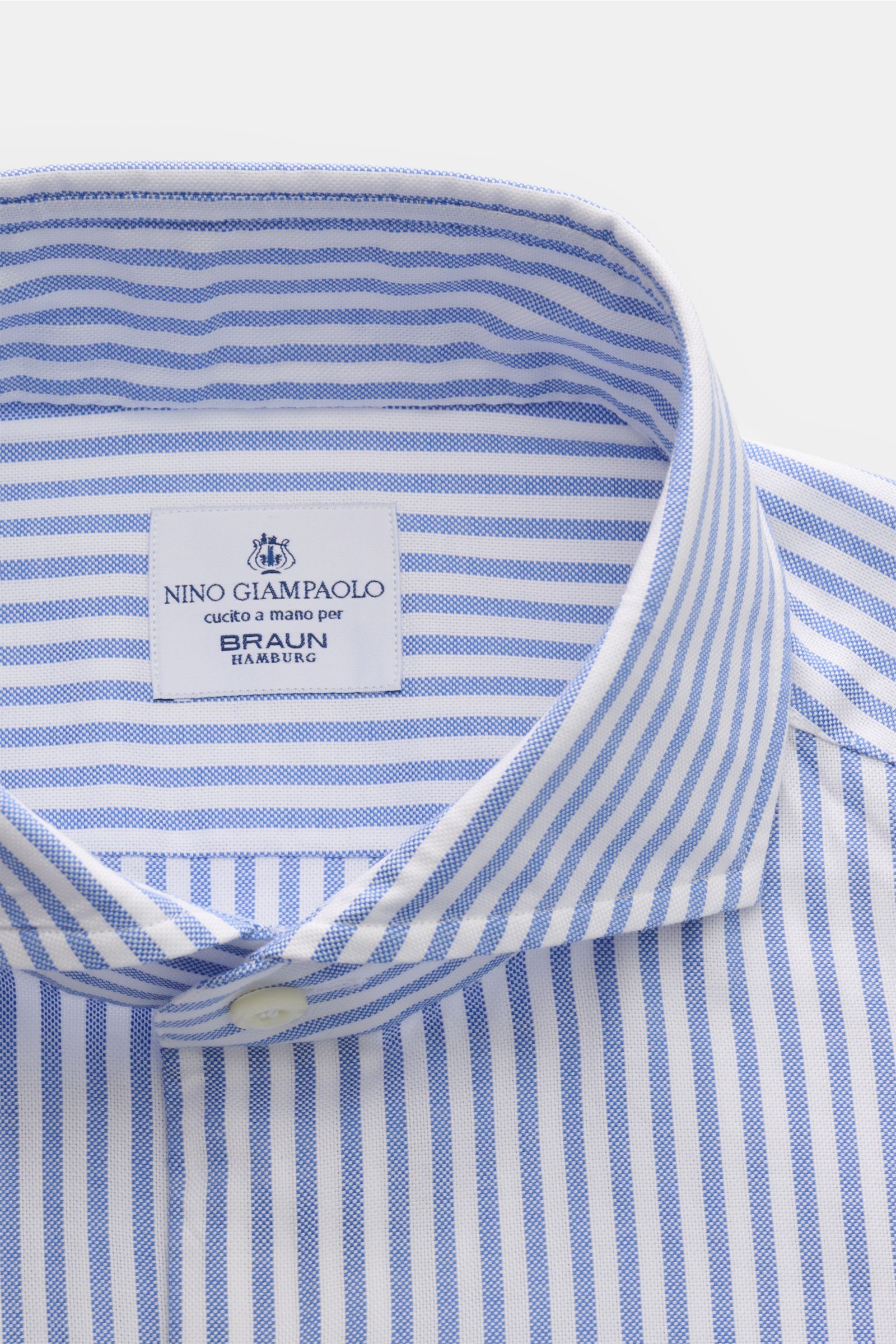Giampaolo Oxford-Hemd Haifisch-Kragen blau/weiß gestreift, Nahaufnahme von oben, reine Baumwolle, Slim Fit, Perlmuttknöpfe, klassische Sportmanschette.