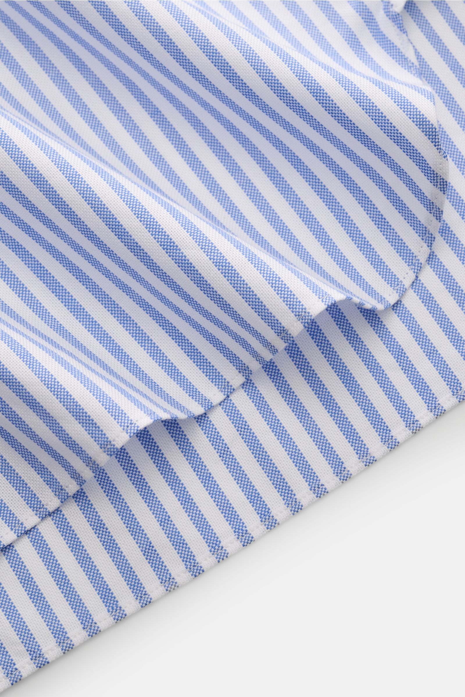 Nahaufnahme des Saumverlaufs vom Giampaolo Oxford-Hemd Haifisch-Kragen blau/weiß gestreift, Oxford-Baumwolle, Slim Fit, weicher Griff.