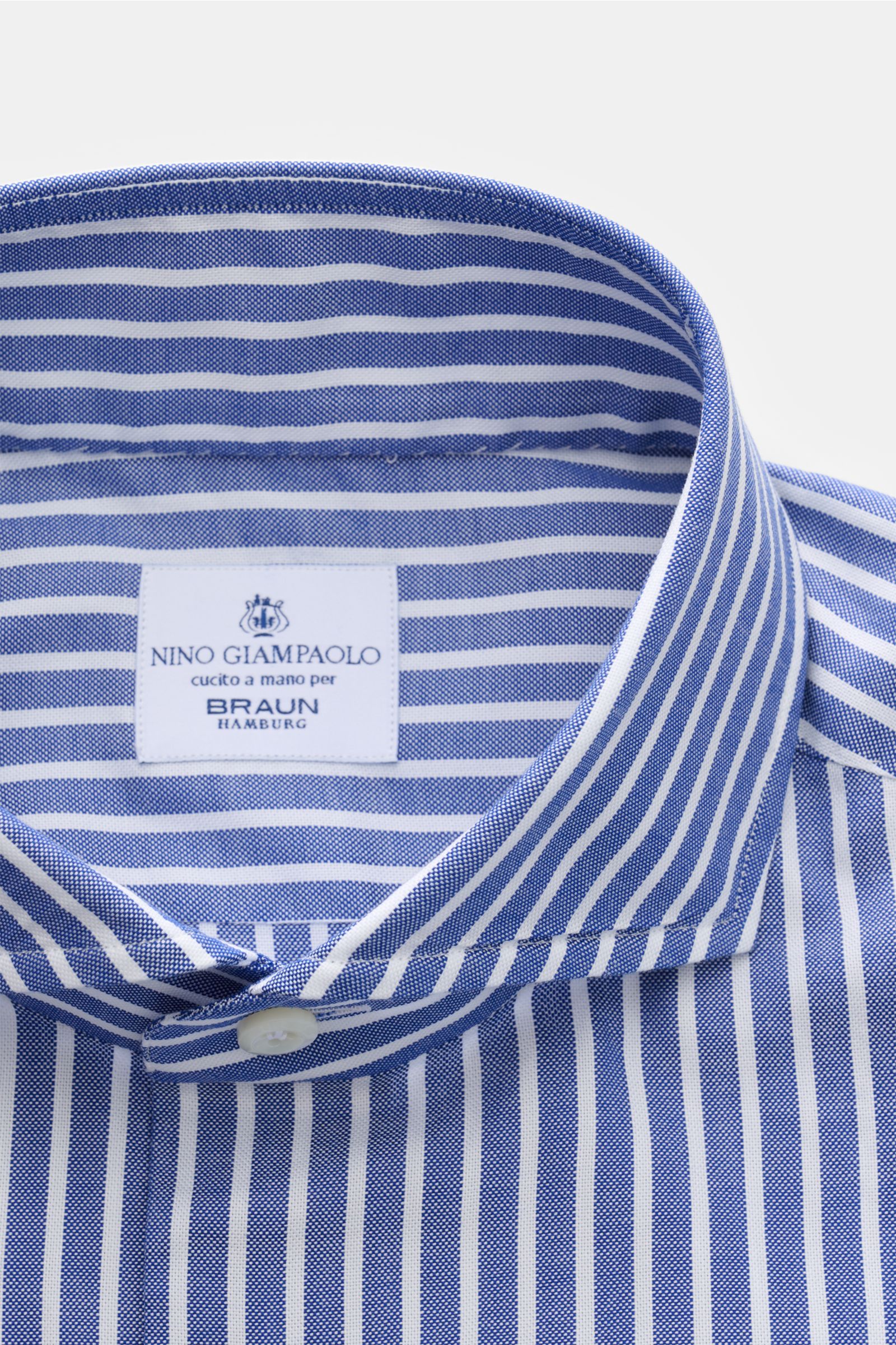 Close-up front view of Giampaolo Casual Hemd Haifisch-Kragen navy/weiß gestreift, Panama aus reiner Baumwolle, leicht strukturierter Griff, Slim Fit, Haifisch-Kragen, französische Knopfleiste, klassische Sportmanschette, rückwärtige Taillenabnäher, gerund