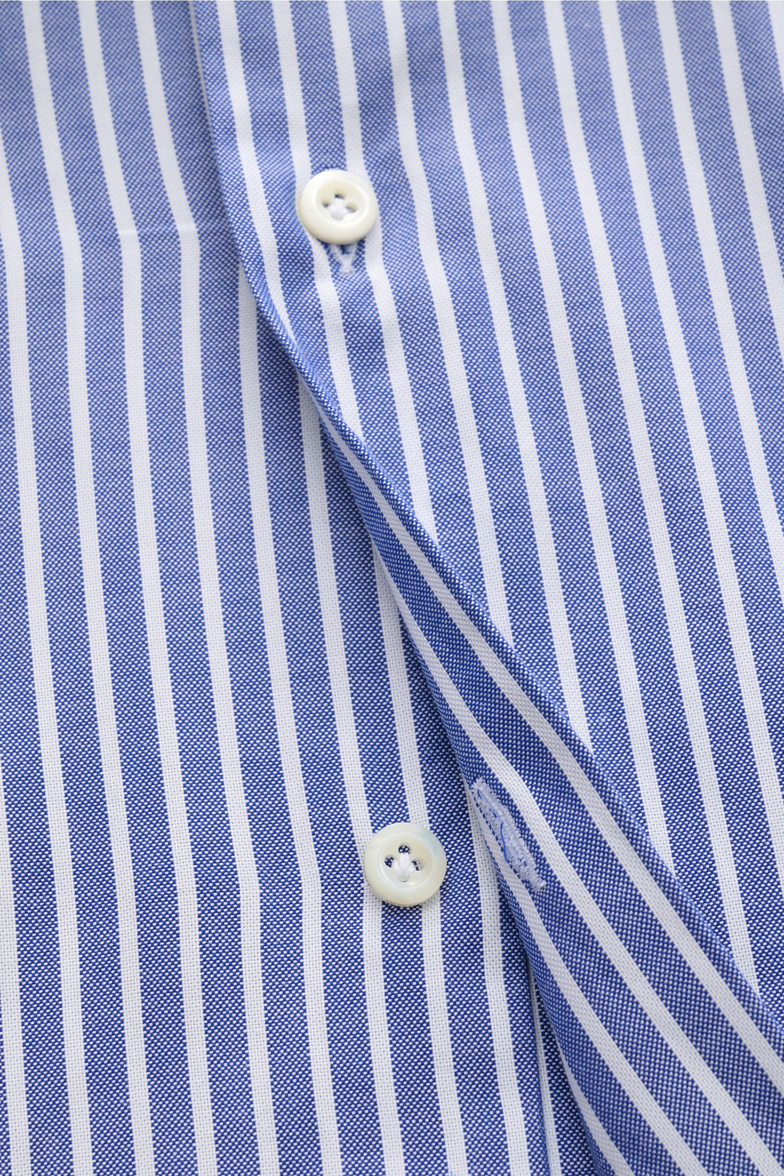 Close-up front view of the Giampaolo Casual Hemd Haifisch-Kragen navy/weiß gestreift, showing vertical navy and white stripes, white buttons, Panama aus reiner Baumwolle, leicht strukturierter Griff, Slim Fit, Haifisch-Kragen, französische Knopfleiste, kl