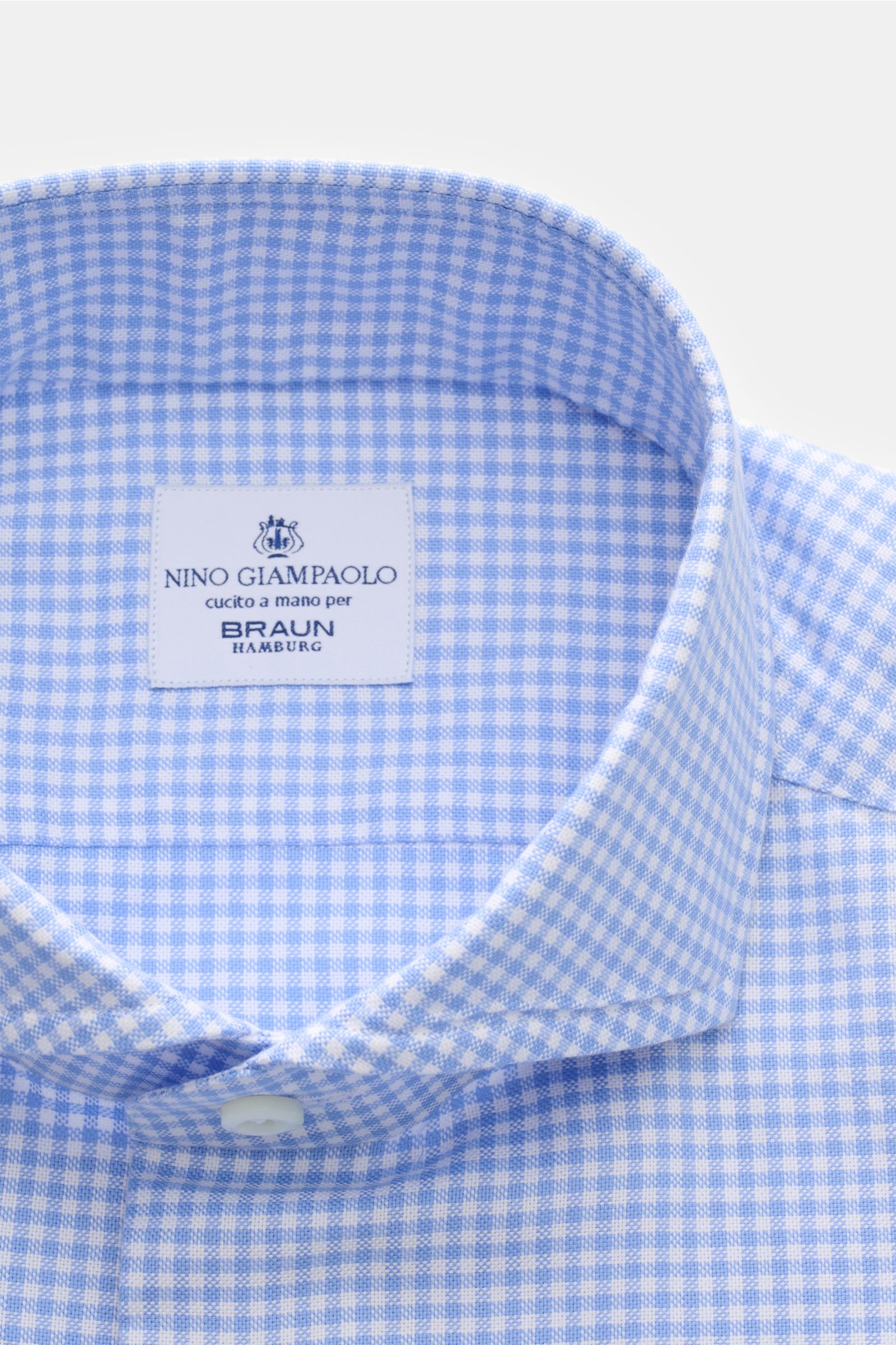 Nahaufnahme des Giampaolo Casual Hemd Haifisch-Kragen blau/weiß kariert von oben, Panama aus reiner Baumwolle, Slim Fit, französische Knopfleiste, klassische Sportmanschette.