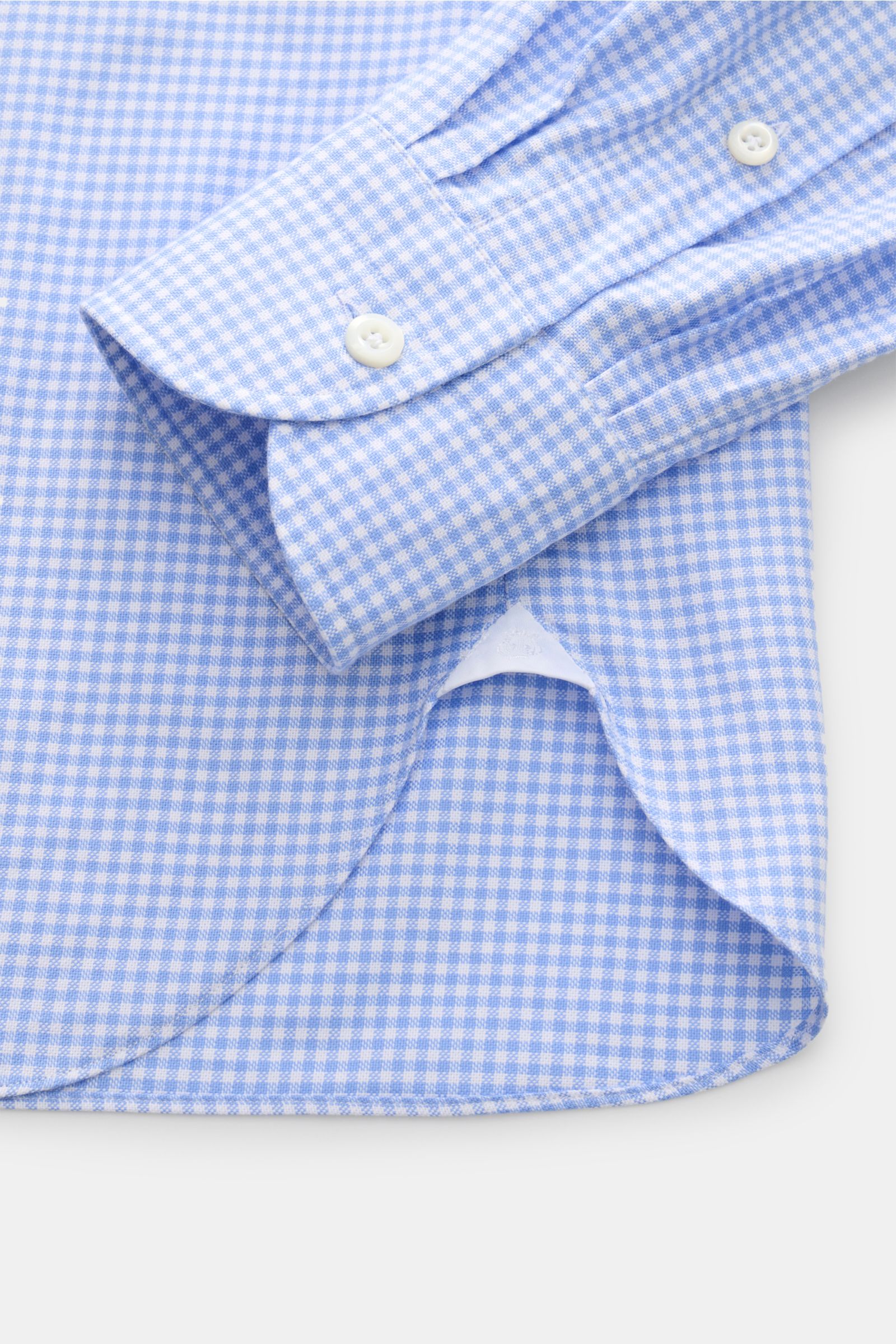 Giampaolo Casual Hemd Haifisch-Kragen blau/weiß kariert in Slim Fit, aus Panama Baumwolle, Haifisch-Kragen, französische Knopfleiste, Sportmanschette, Taillenabnäher, gerundeter Saum, Detailansicht von oben.