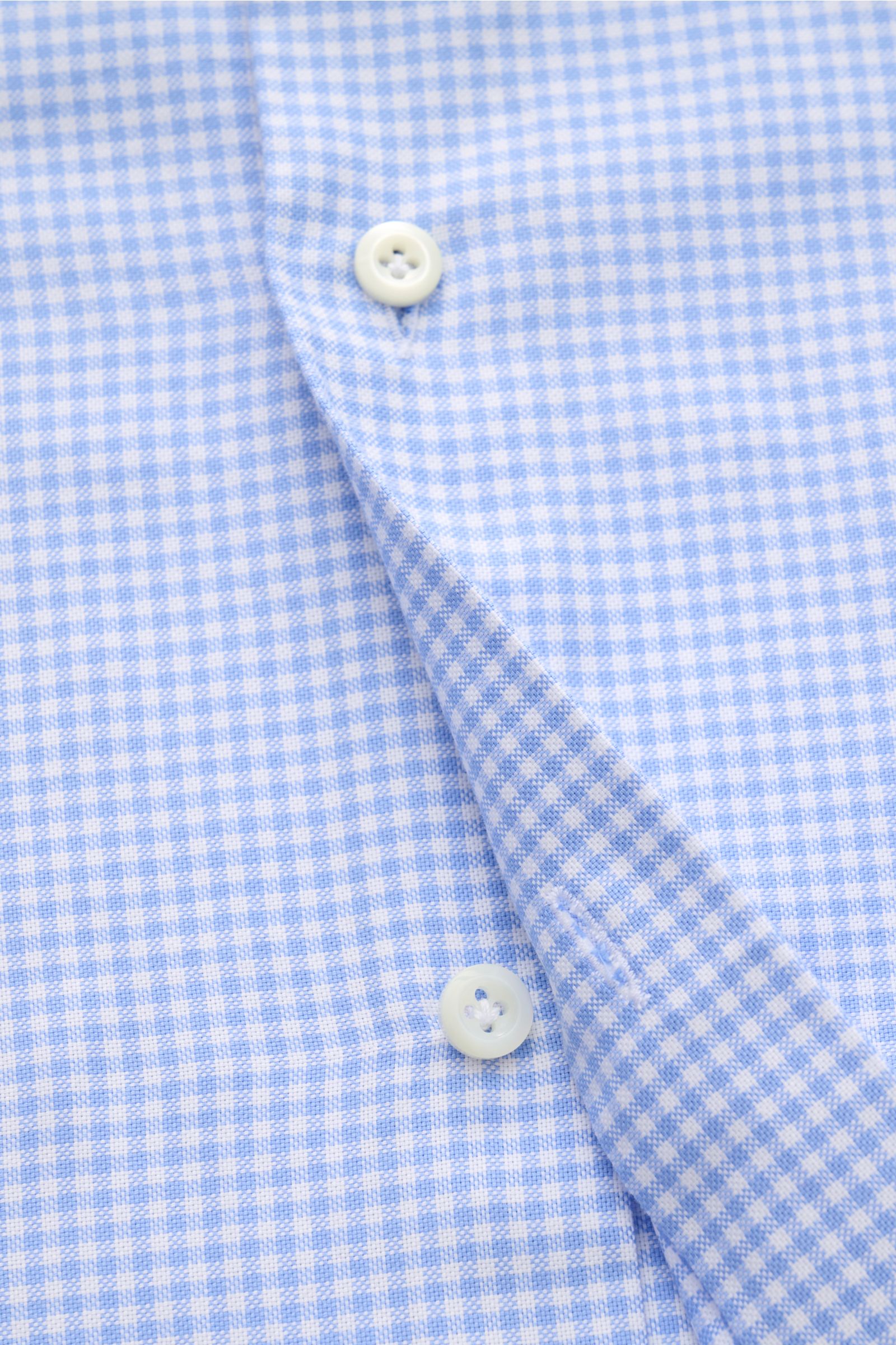 Nahaufnahme von Knopfleiste und Stoff des Giampaolo Casual Hemd Haifisch-Kragen blau/weiß kariert, Panama reine Baumwolle, Slim Fit, französische Knopfleiste, klassische Sportmanschette, rückwärtige Taillenabnäher, gerundeter Saum, leicht strukturierter G