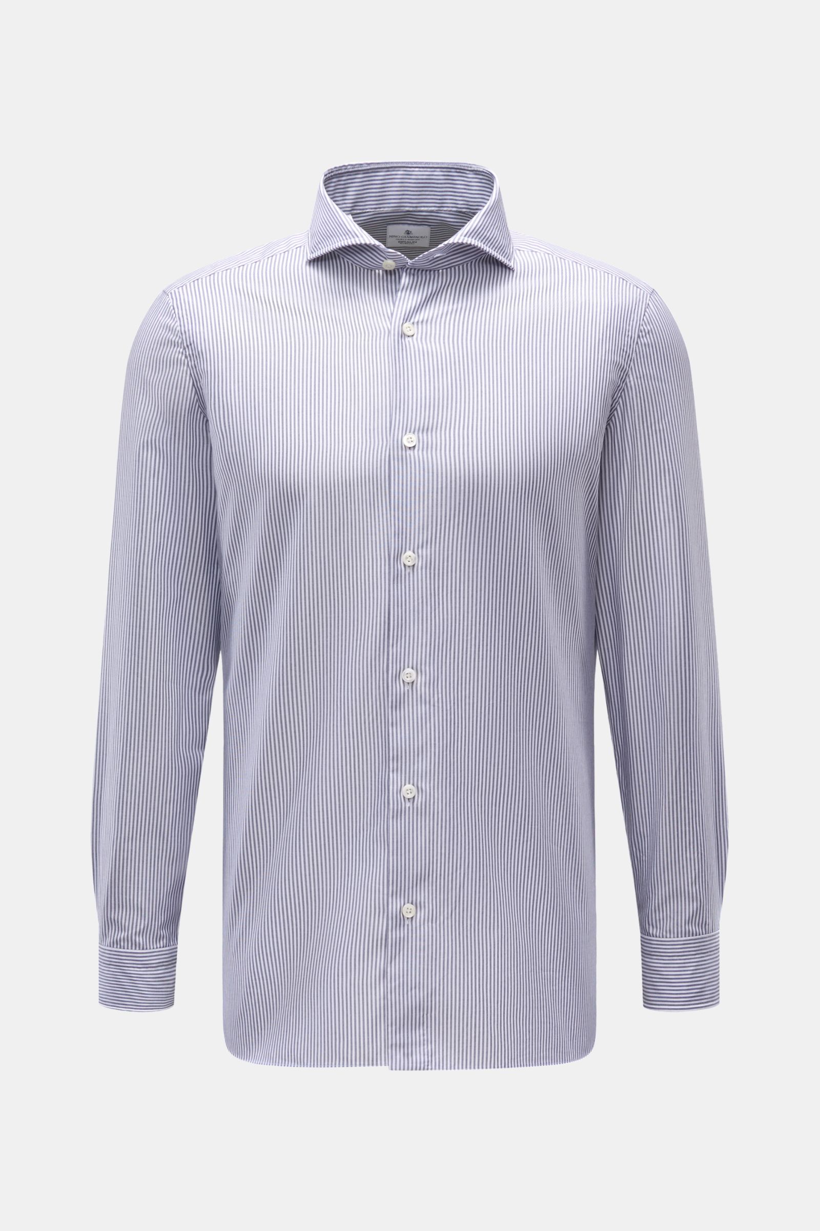 Frontal fotografiertes Giampaolo Casual Hemd Haifisch-Kragen navy/weiß gestreift, Panama Baumwolle, Slim Fit, Haifisch-Kragen, französische Knopfleiste, Sportmanschette, Taillenabnäher, gerundeter Saum.