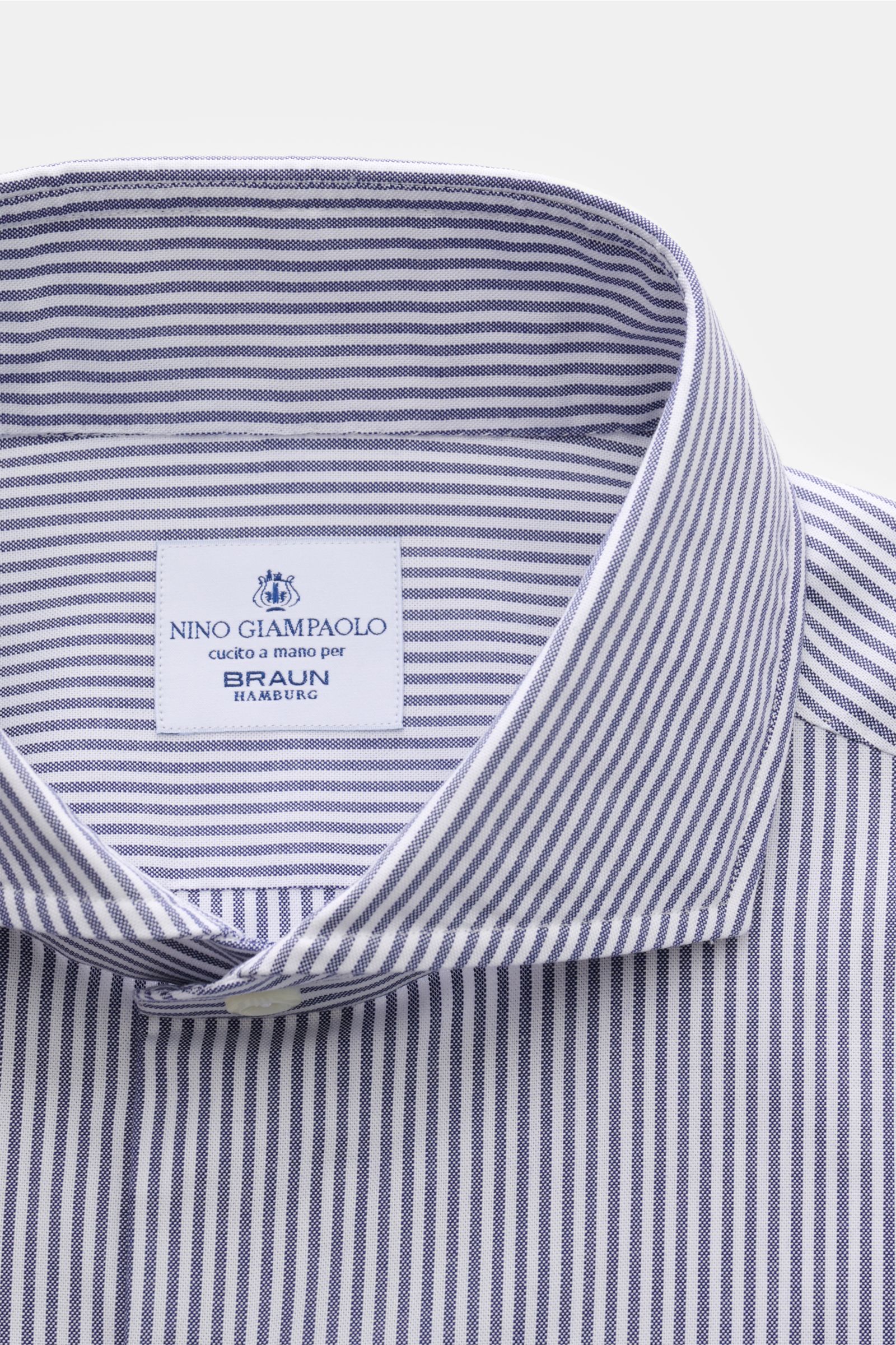 Nahaufnahme des Giampaolo Casual Hemd Haifisch-Kragen navy/weiß gestreift von oben, Panama aus Baumwolle, Slim Fit, Haifisch-Kragen, französische Knopfleiste, klassische Sportmanschette, Taillenabnäher, gerundeter Saum.