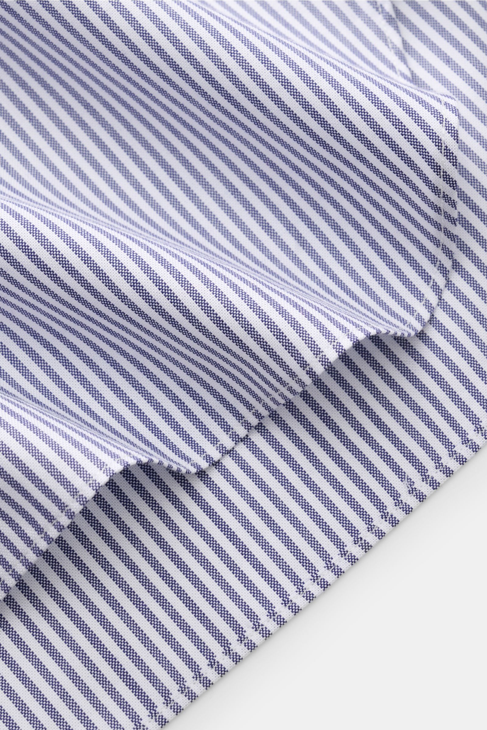 Nahaufnahme des navy/weiß gestreiften Giampaolo Casual Hemd Haifisch-Kragen, fotografiert von unten mit Fokus auf Panama aus reiner Baumwolle, leicht strukturierter Griff, Slim Fit, Haifisch-Kragen, französische Knopfleiste, klassische Sportmanschette, rü