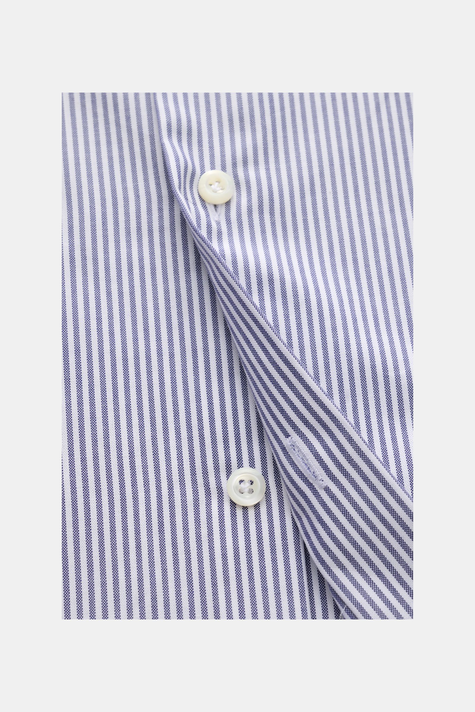 Nahaufnahme des Giampaolo Casual Hemd Haifisch-Kragen navy/weiß gestreift mit Panama aus reiner Baumwolle, Slim Fit, Haifisch-Kragen, französischer Knopfleiste, klassischer Sportmanschette, rückwärtigen Taillenabnähern und gerundetem Saumverlauf, leicht s