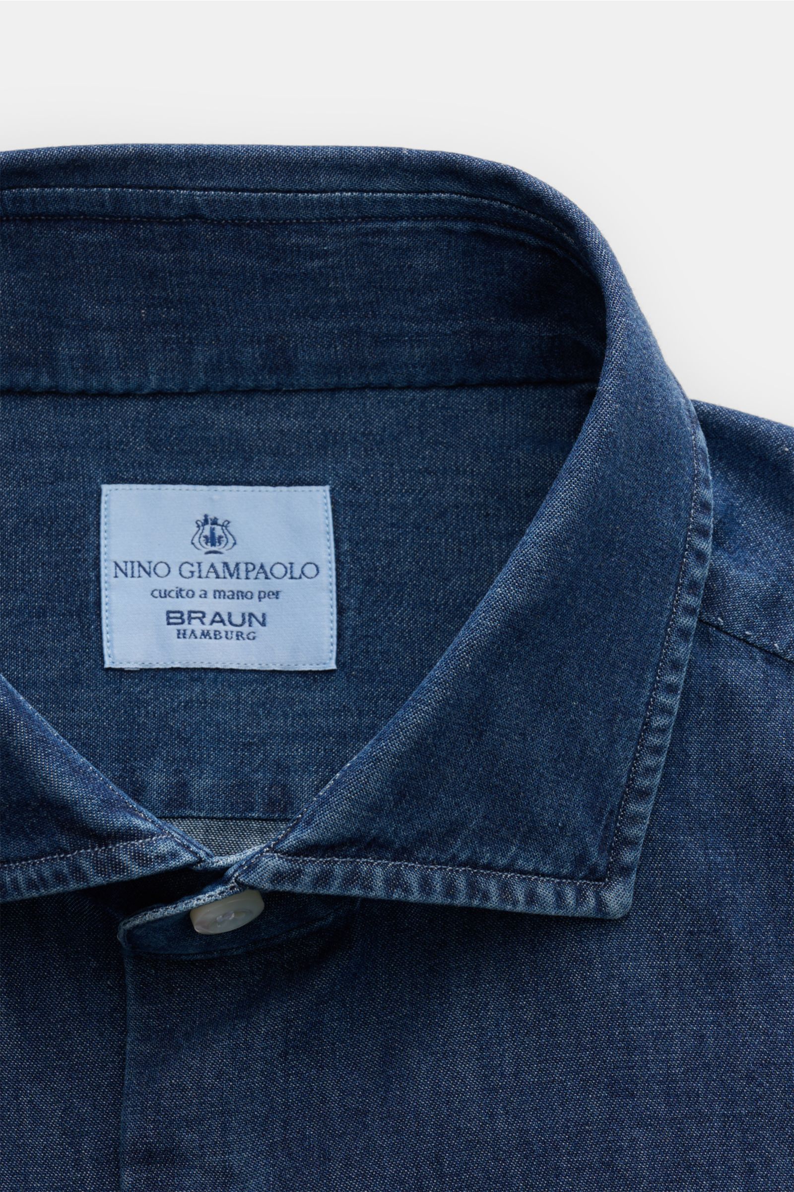 Giampaolo Chambray-Hemd Haifisch-Kragen blau, Slim Fit, feiner Baumwoll-Chambray, französische Knopfleiste, weicher Griff, Detailansicht von oben.