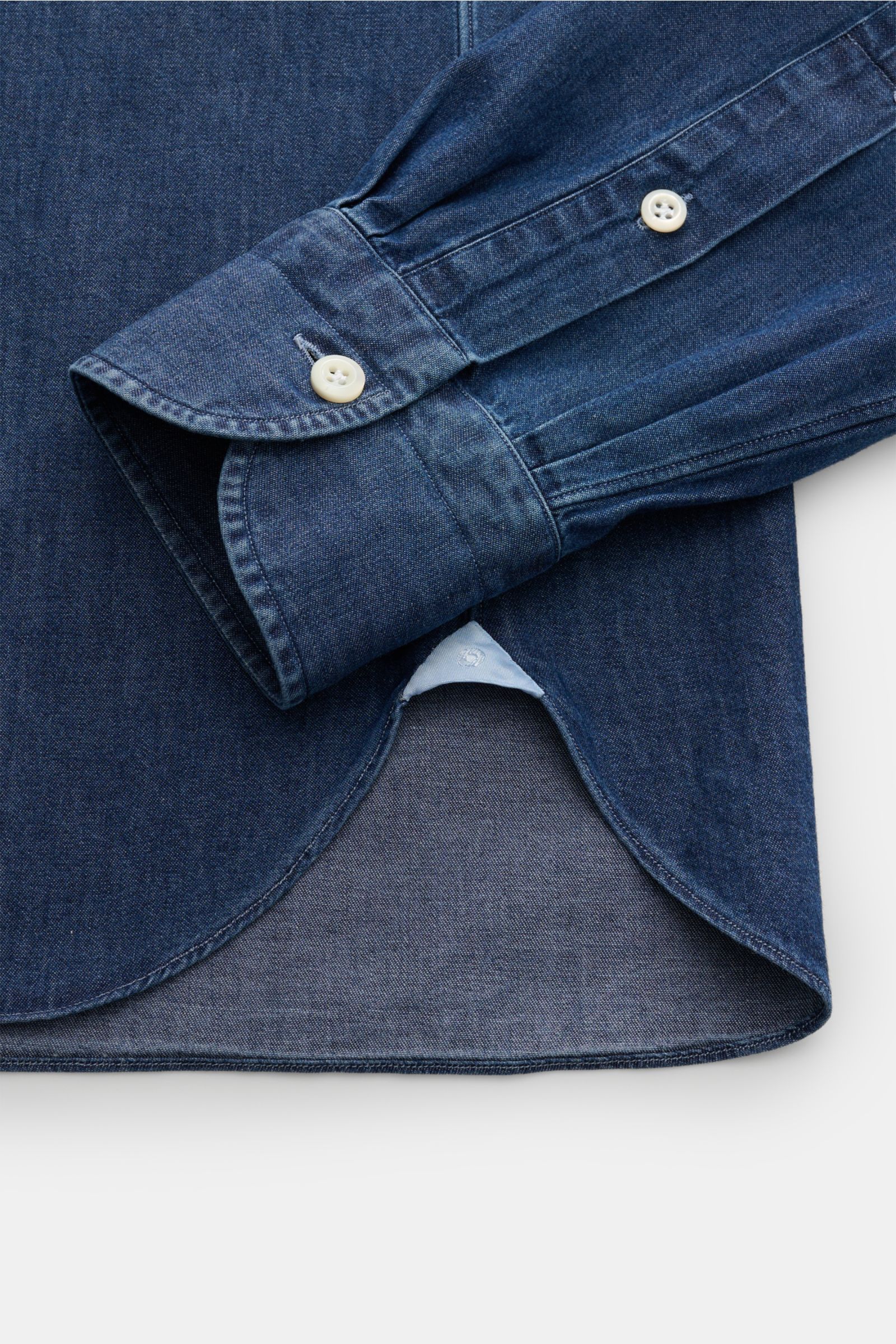 Giampaolo Chambray-Hemd Haifisch-Kragen blau, Detailfoto von Ärmel mit Sportmanschette, französischer Knopfleiste, Slim Fit, weiche Baumwolle, gerundeter Saum.