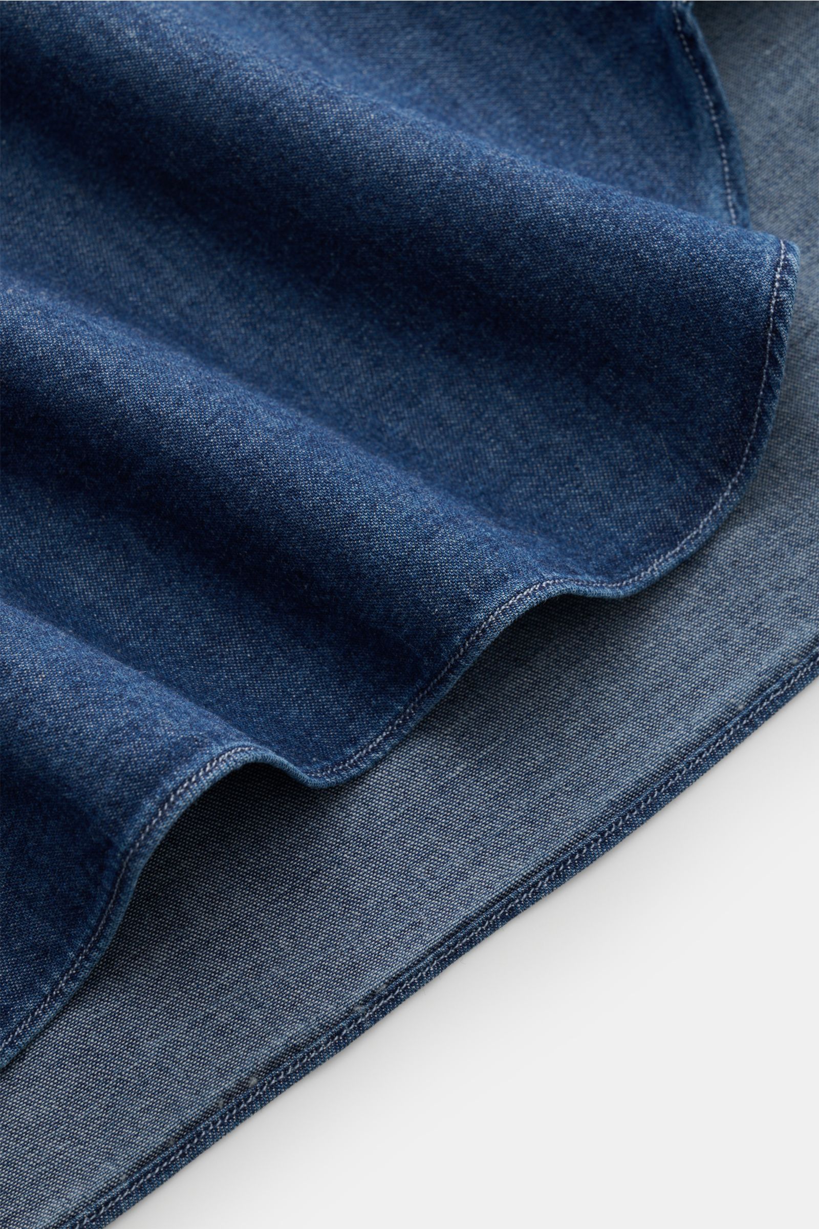 Detaillierte Nahaufnahme des weichen, blauen Giampaolo Chambray-Hemd Haifisch-Kragen blau mit feinem Chambray aus reiner Baumwolle.