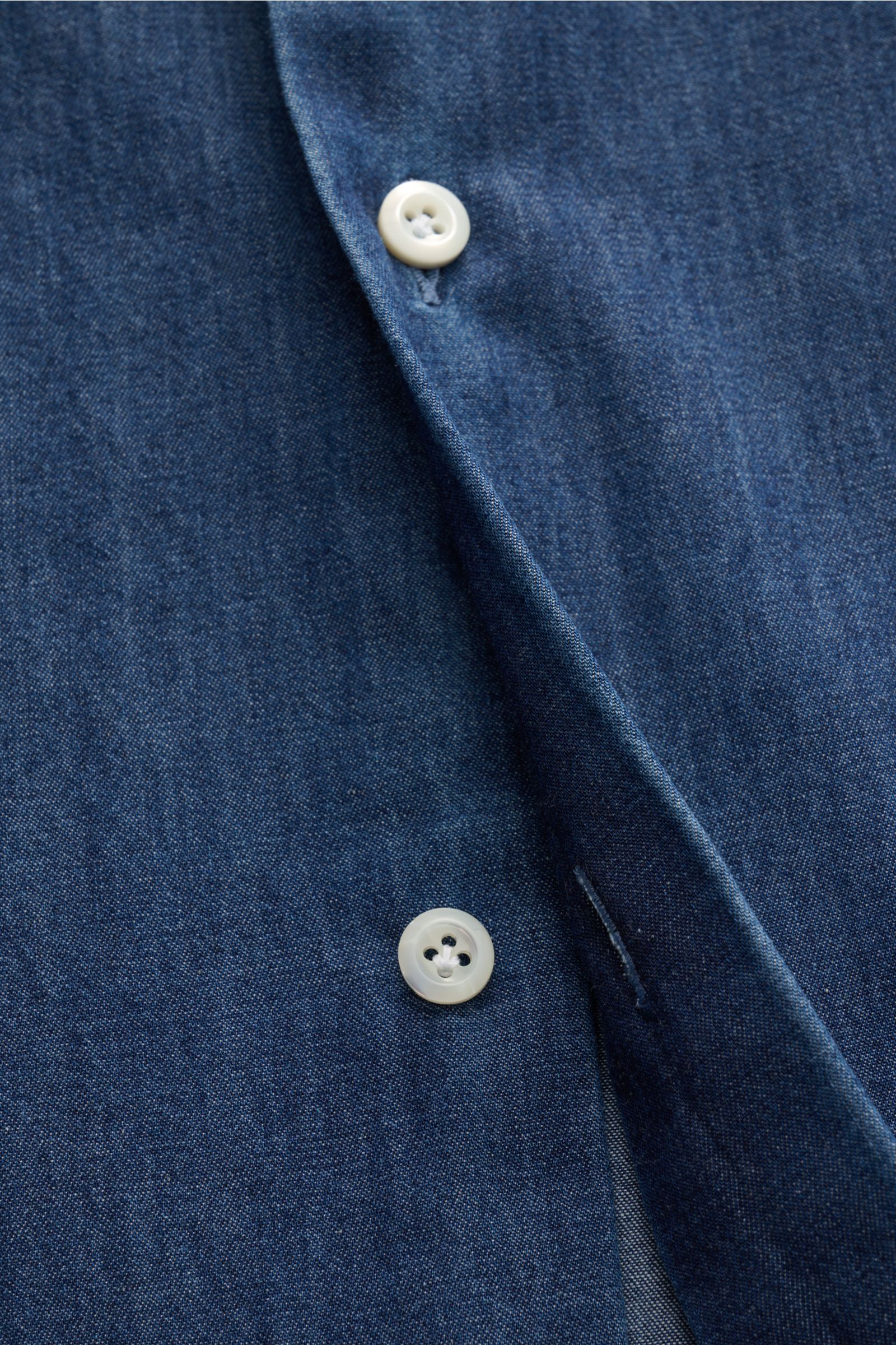 Giampaolo Chambray-Hemd Haifisch-Kragen blau, Nahaufnahme von Knopfleiste und feinem Chambray aus reiner Baumwolle, Slim Fit, weicher Griff.