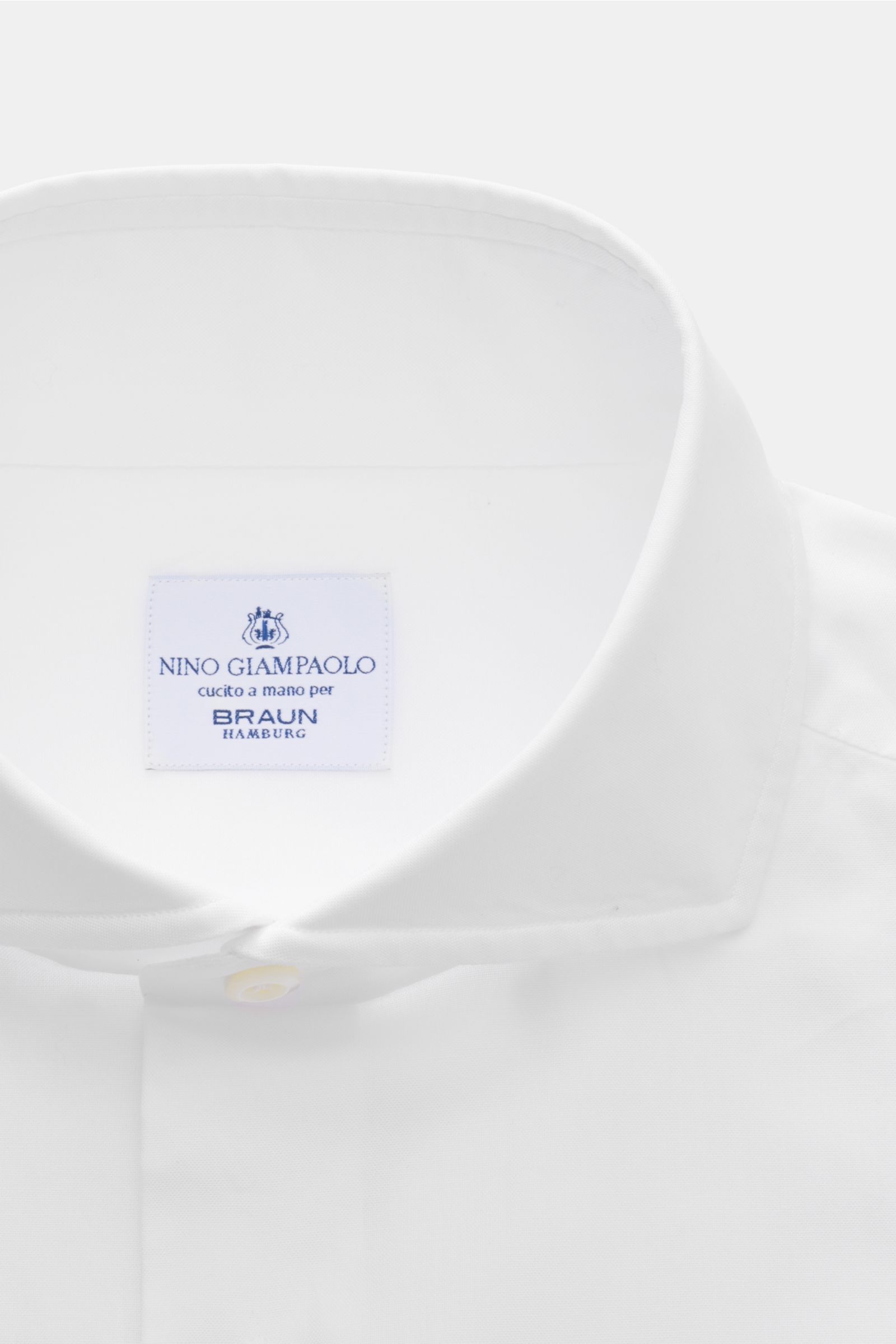 Close-up front view of Giampaolo Casual shirt shark collar white, elegant pure cotton slim fit with shark collar and French button placket.

A classic for everyday looks: This elegant casual shirt in pure cotton by Italian label GIAMPAOLO is perfect fo