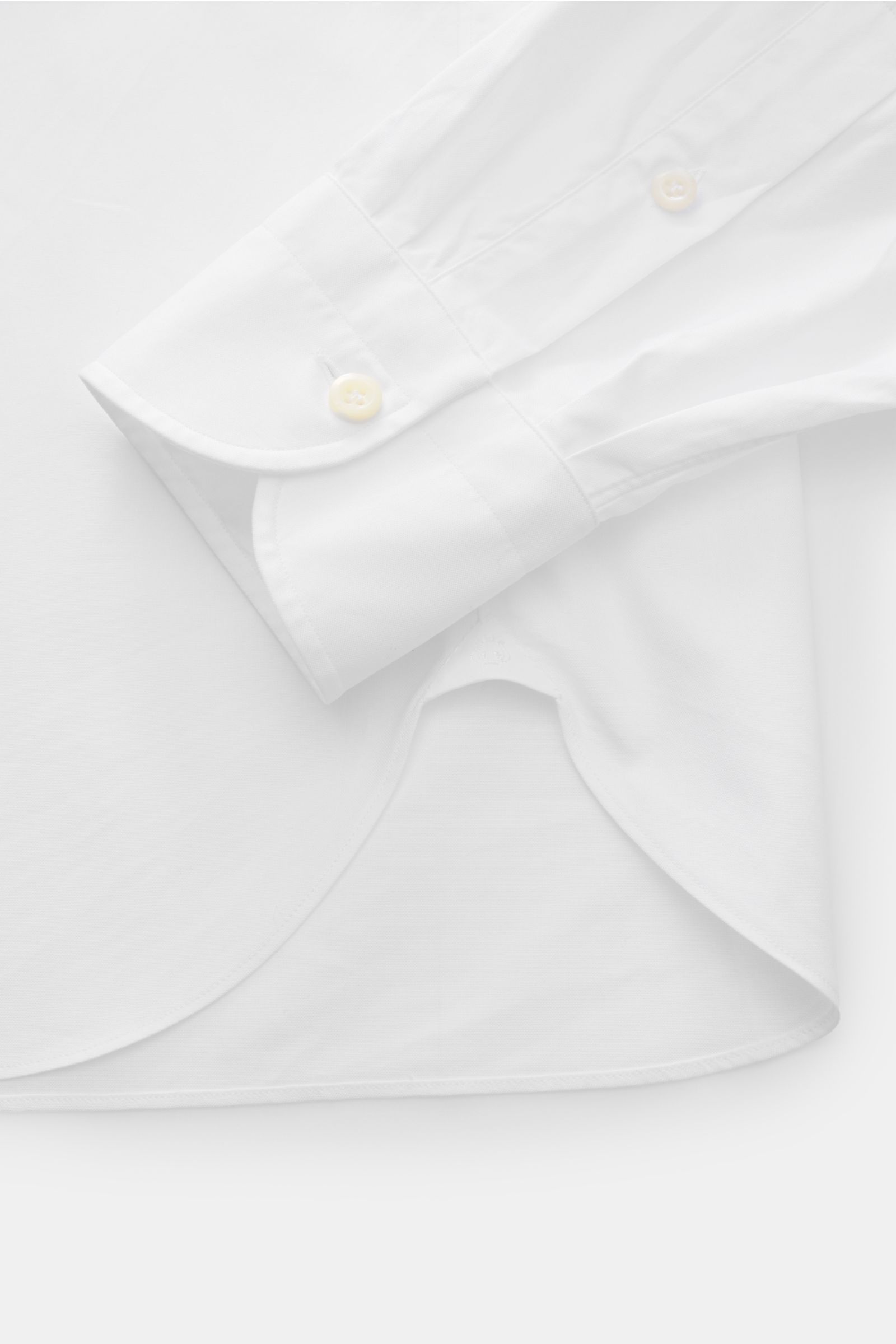 Close-up view of the cuff and rounded hem of the Giampaolo Casual shirt shark collar white, showing slim fit and fine cotton texture.

A classic for everyday looks: This elegant casual shirt in pure cotton by Italian label GIAMPAOLO is perfect for time