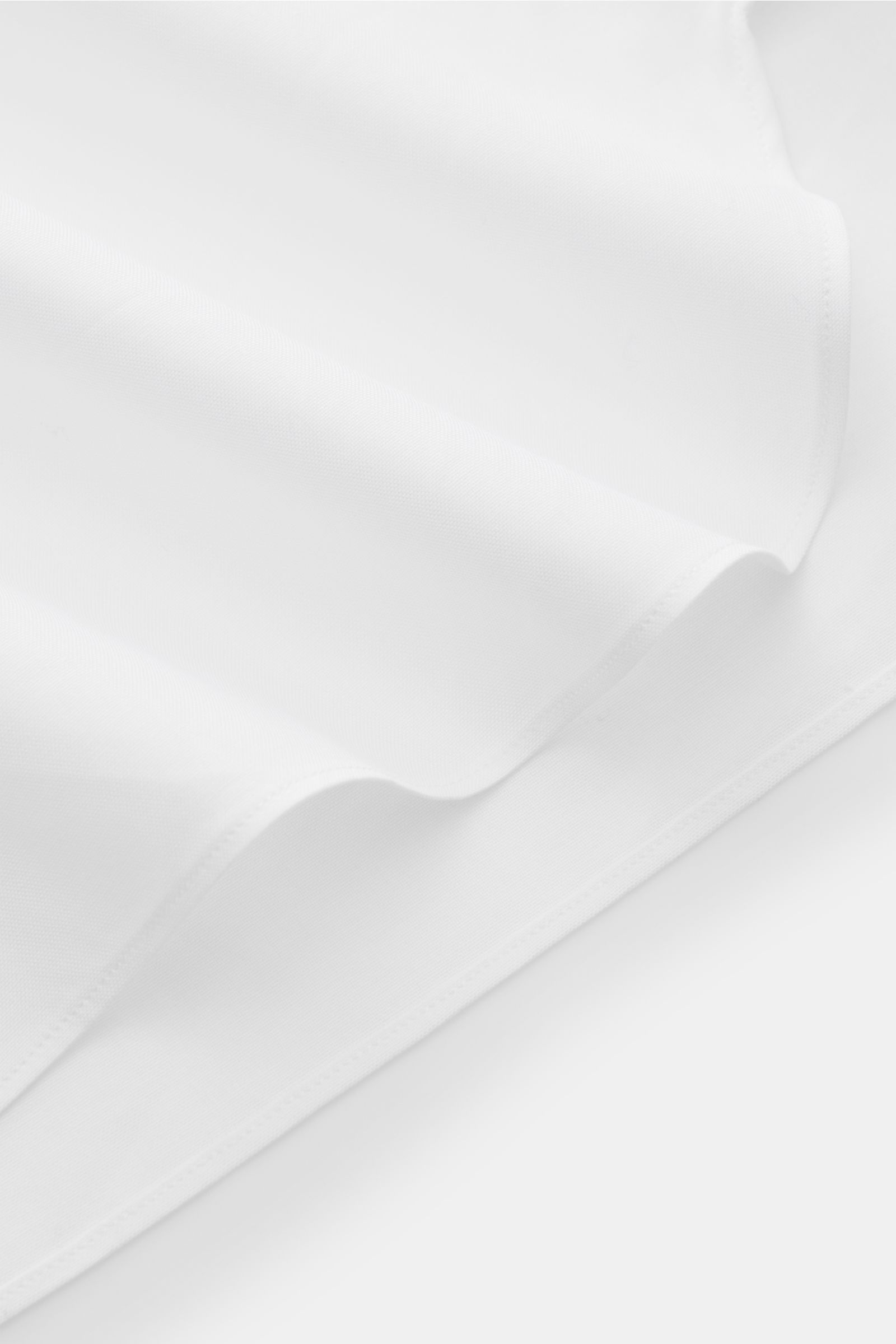 Alt tag (125 characters max): Close-up of white Giampaolo Casual shirt shark collar fabric showing plain weave and fine texture from a top-down perspective.

Description:
A classic for everyday looks: This elegant casual shirt in pure cotton by Italian