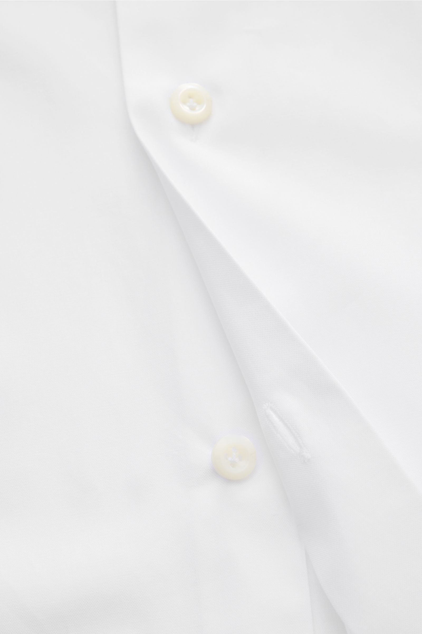 Close-up front view of Giampaolo Casual shirt shark collar white showing buttons and smooth pure cotton fabric texture.

A classic for everyday looks: This elegant casual shirt in pure cotton by Italian label GIAMPAOLO is perfect for timeless, stylish 