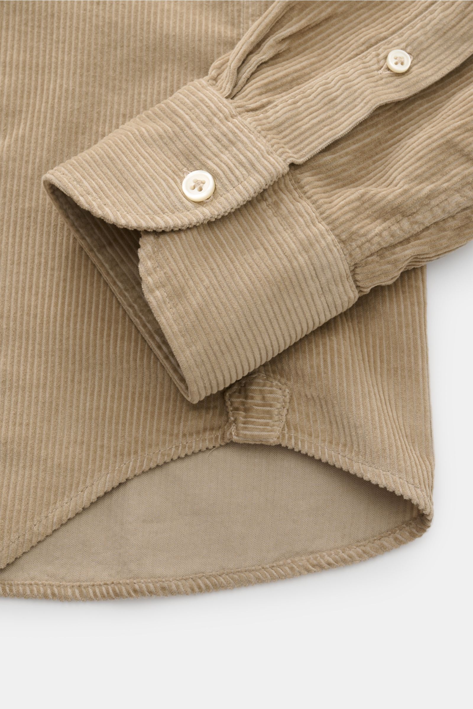 Nahaufnahme des Saums und der Sportmanschette des Sonrisa Cordhemd Haifisch-Kragen taupe aus weichem Baumwollcord, slim fit.