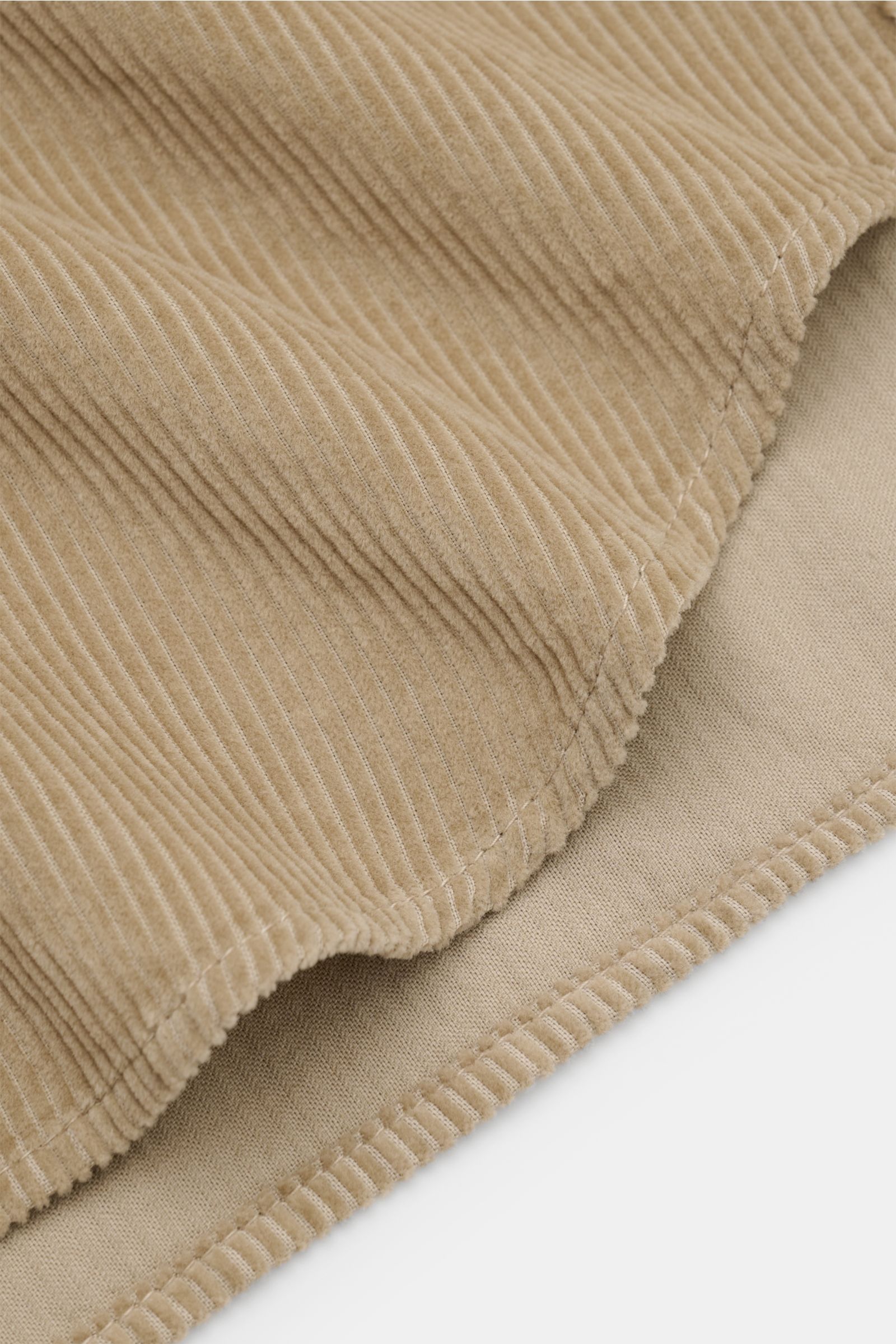 Nahaufnahme des weichen Cordstoffs in Taupe des Sonrisa Cordhemd Haifisch-Kragen taupe mit gerundetem Saum und feiner Naht, perfekt für Herbst/Winter.